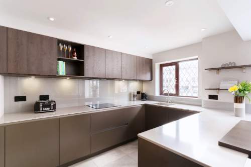 An elegant peninsular kitchen design