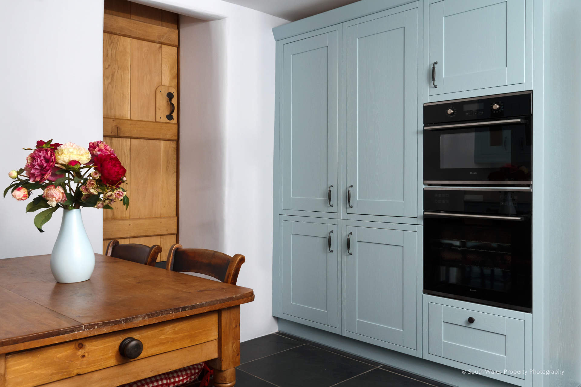 traditional kitchen in Llanblethian - image 04