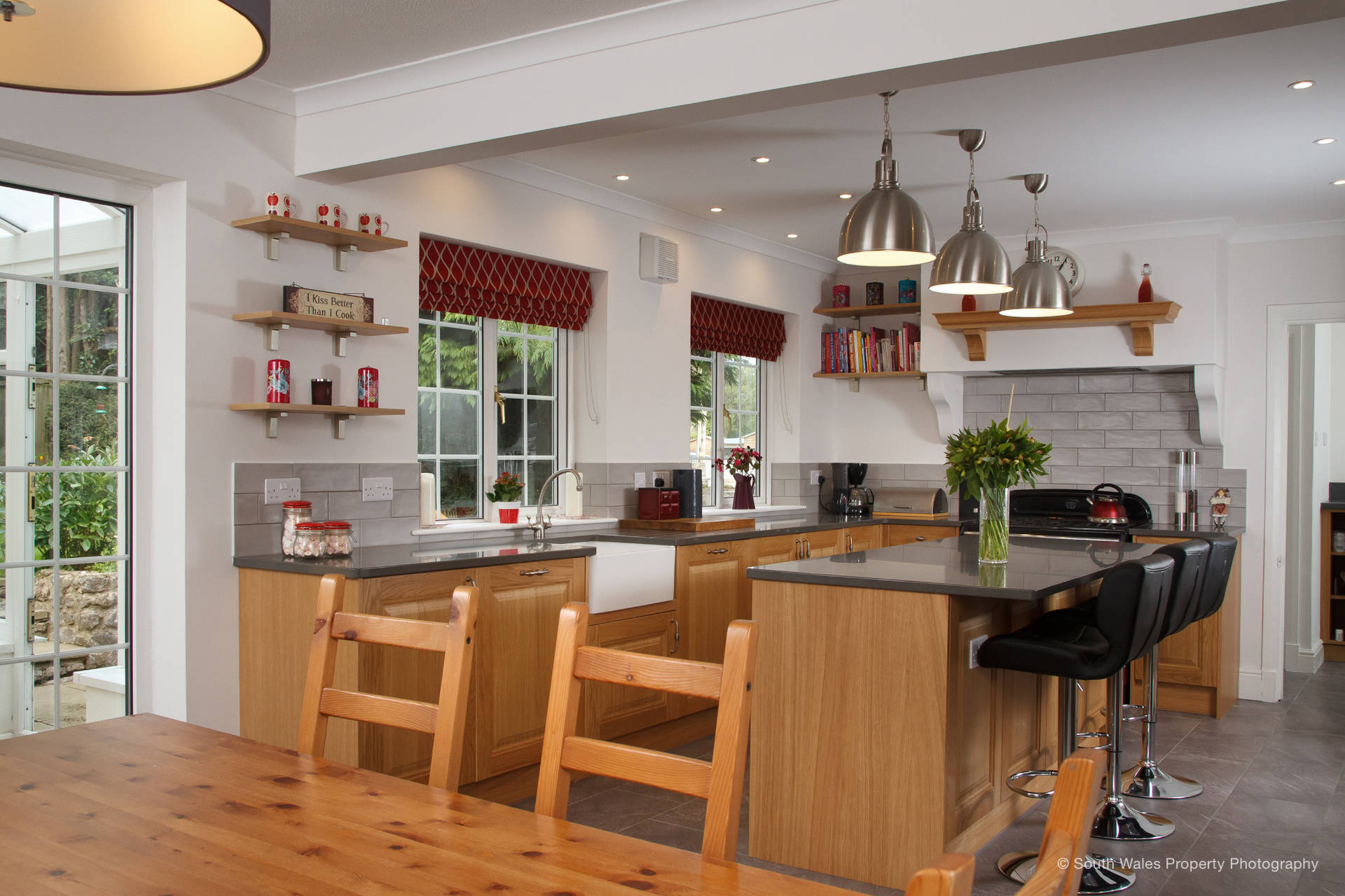 Traditional solid oak kitchen - image 02
