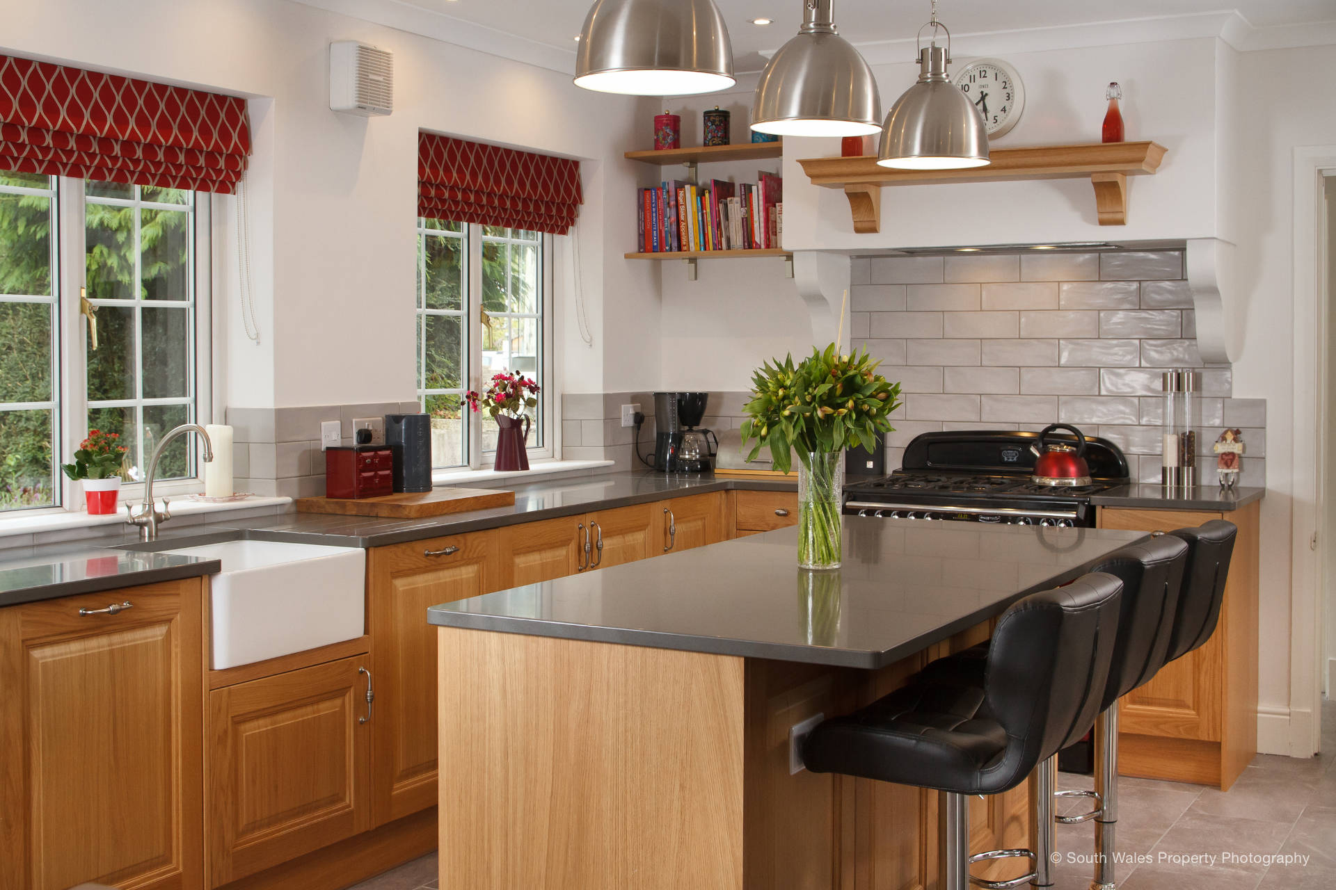 Traditional solid oak kitchen - image 03