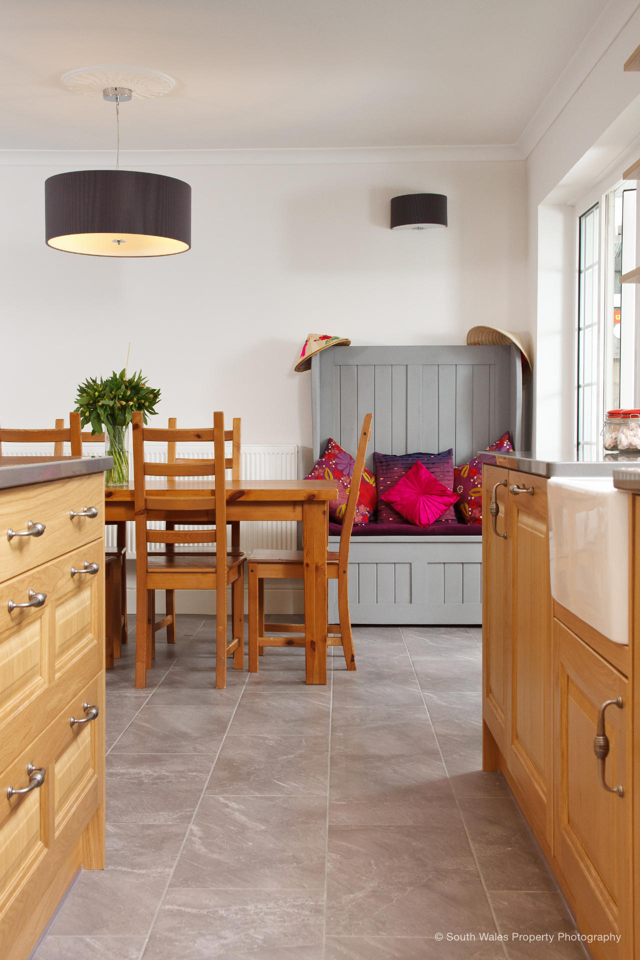 Traditional solid oak kitchen - image 04