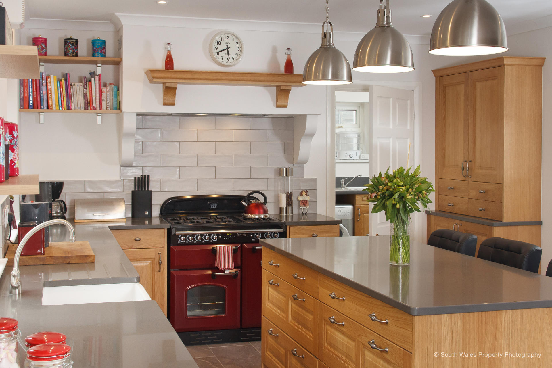 Traditional solid oak kitchen - image 05
