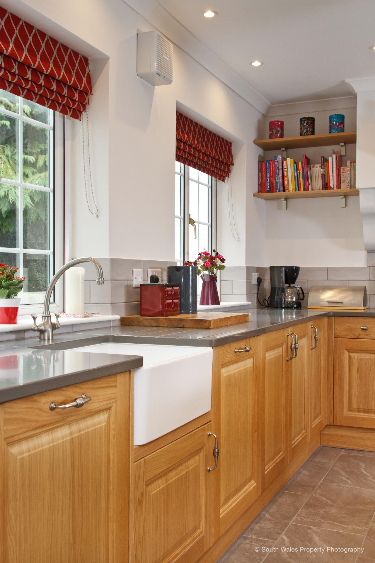 Traditional solid oak kitchen - image 05