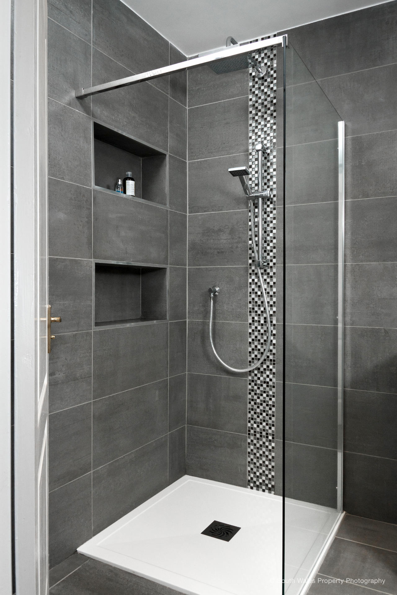 Luxury ensuite in grey and white - image 03