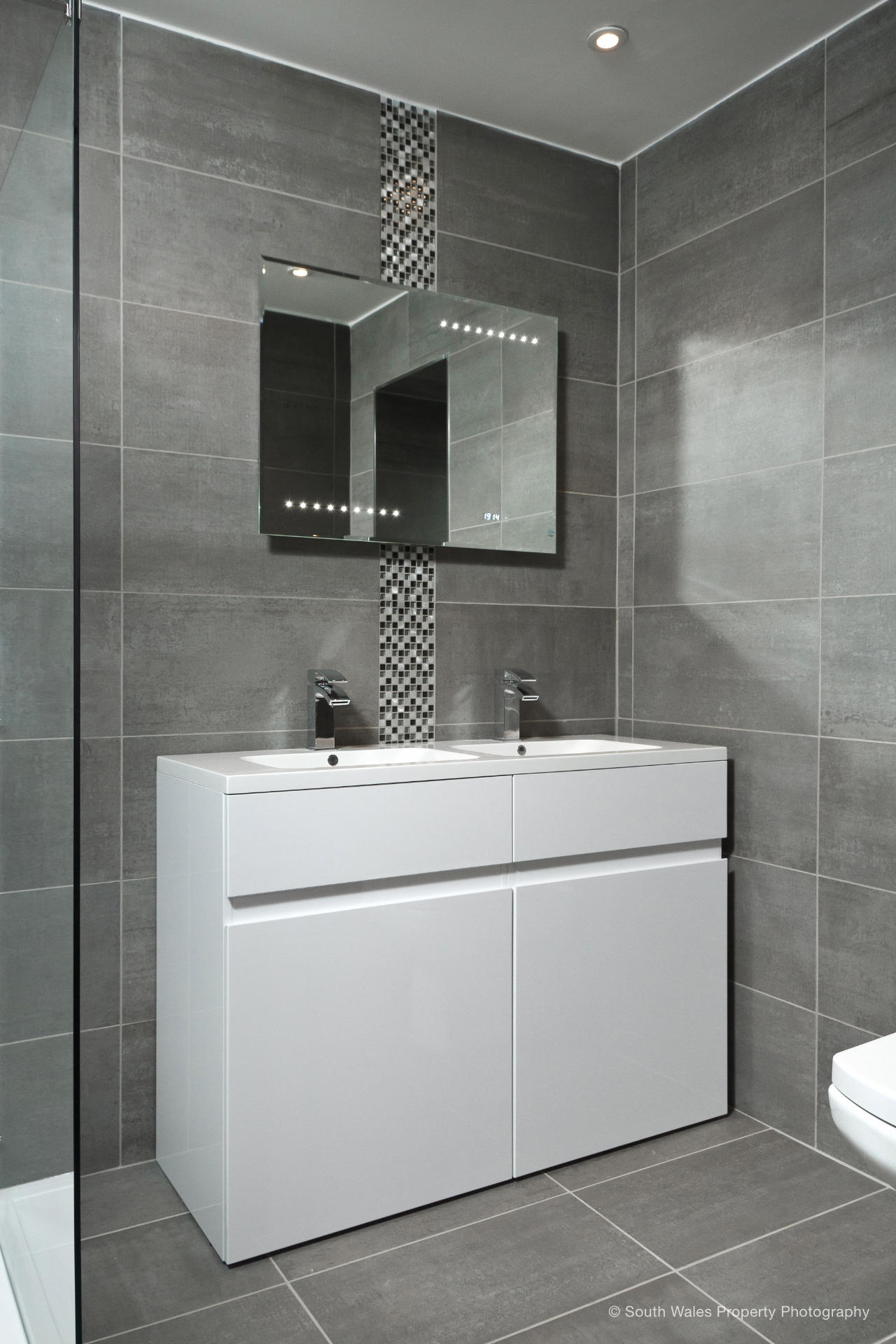 Luxury ensuite in grey and white - image 04
