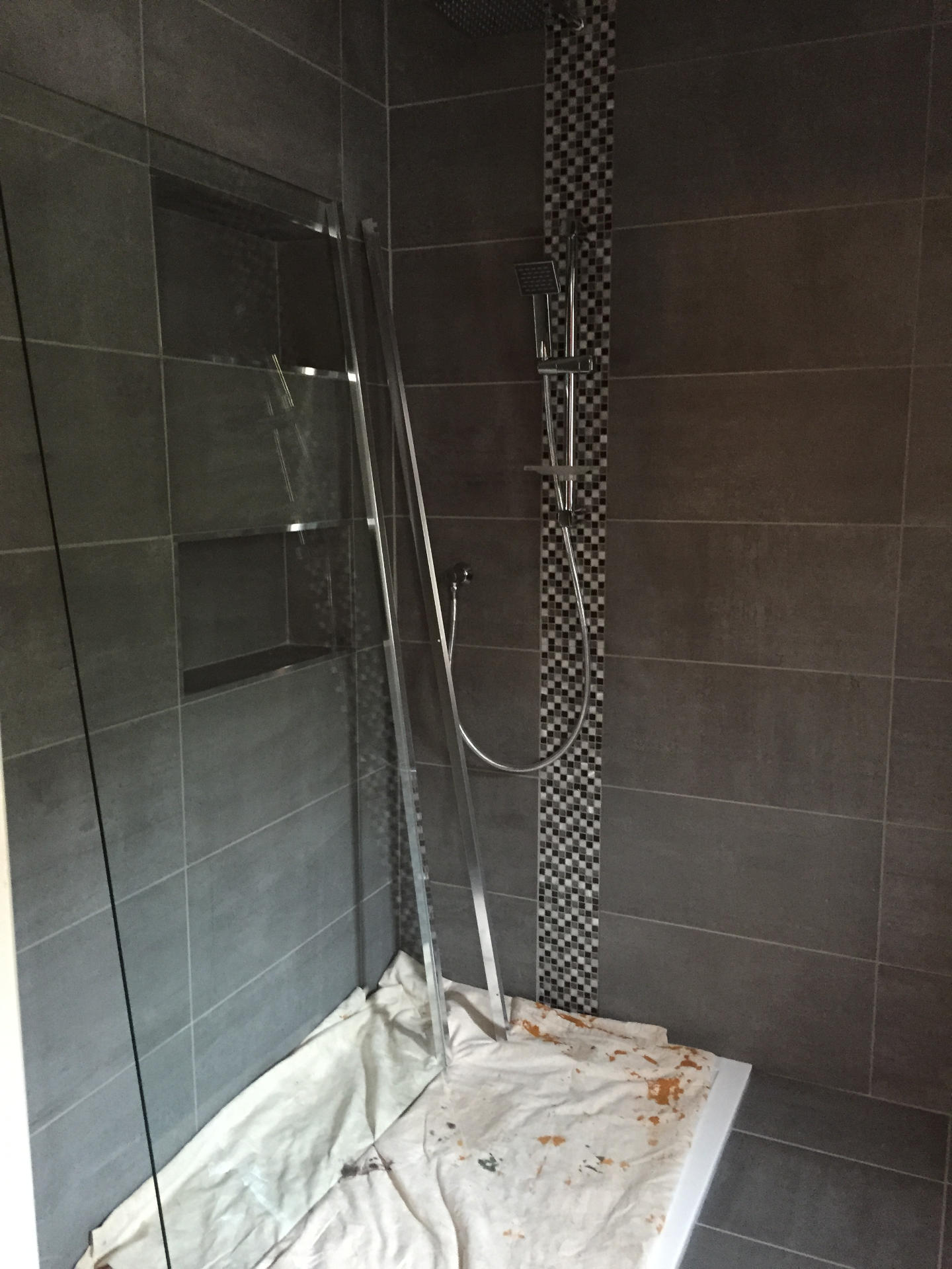 Luxury ensuite in grey and white - image 05