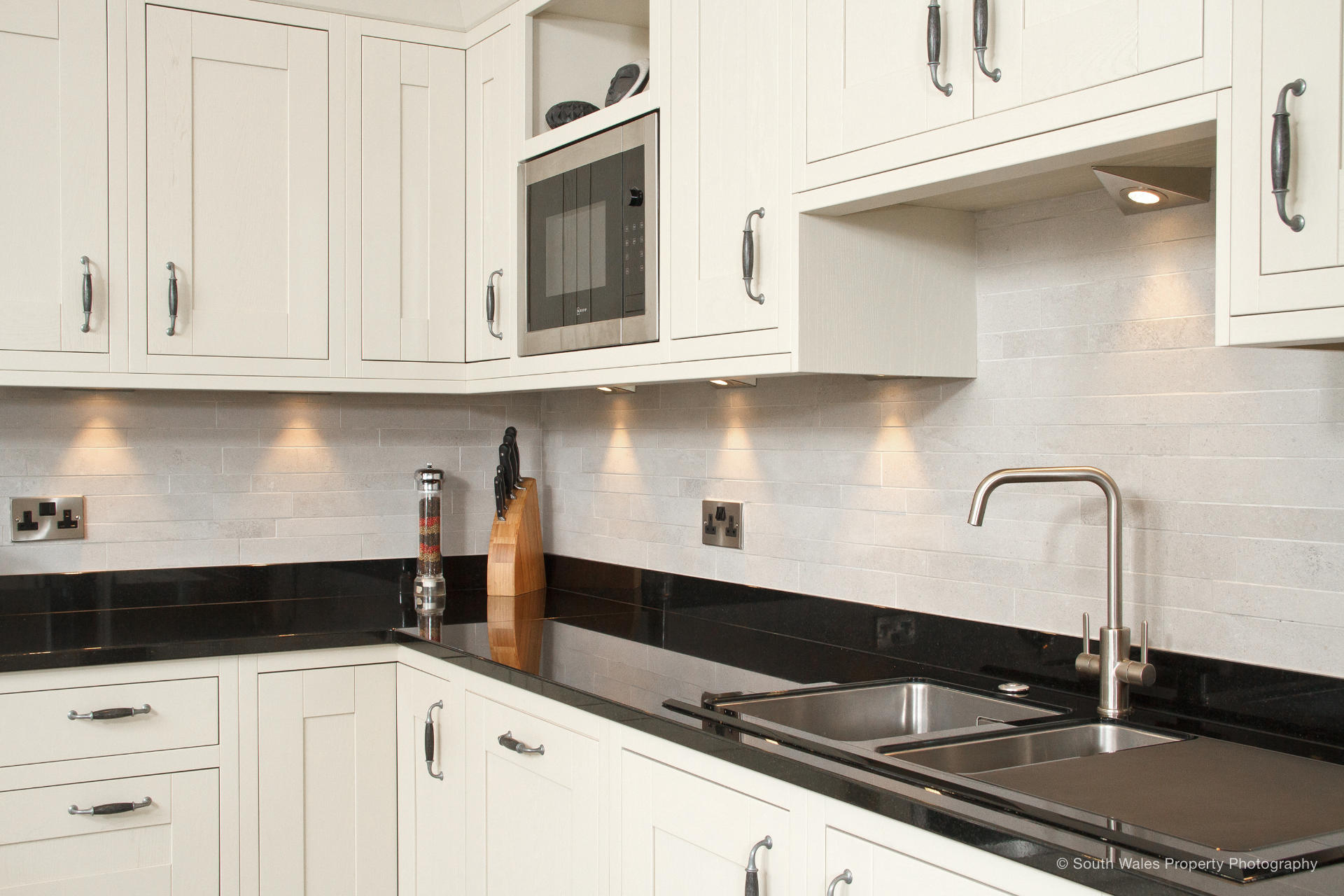 In-Frame kitchen in Porthcawl - image 05