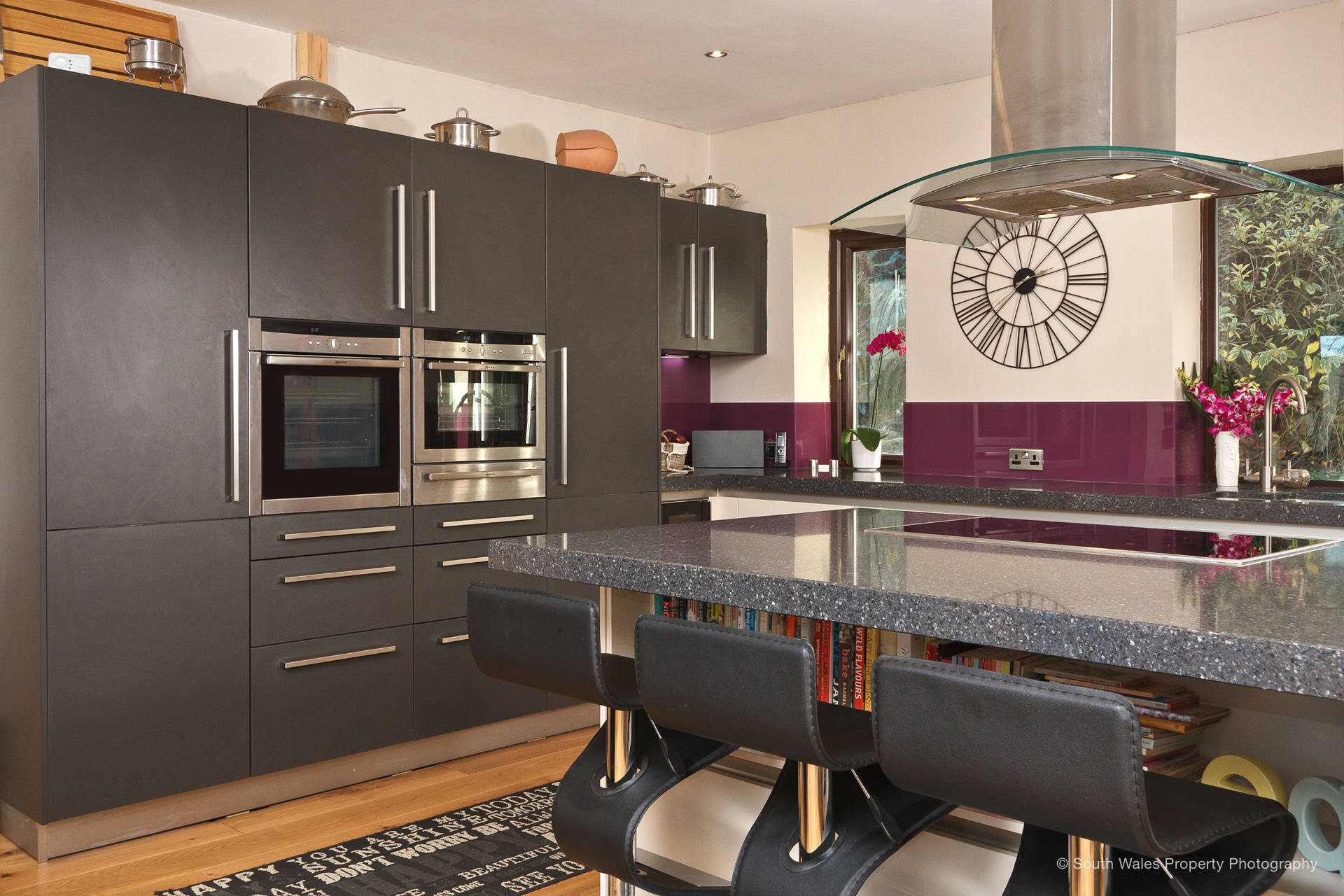 German kitchen in Champagne and Lava Black - image 02