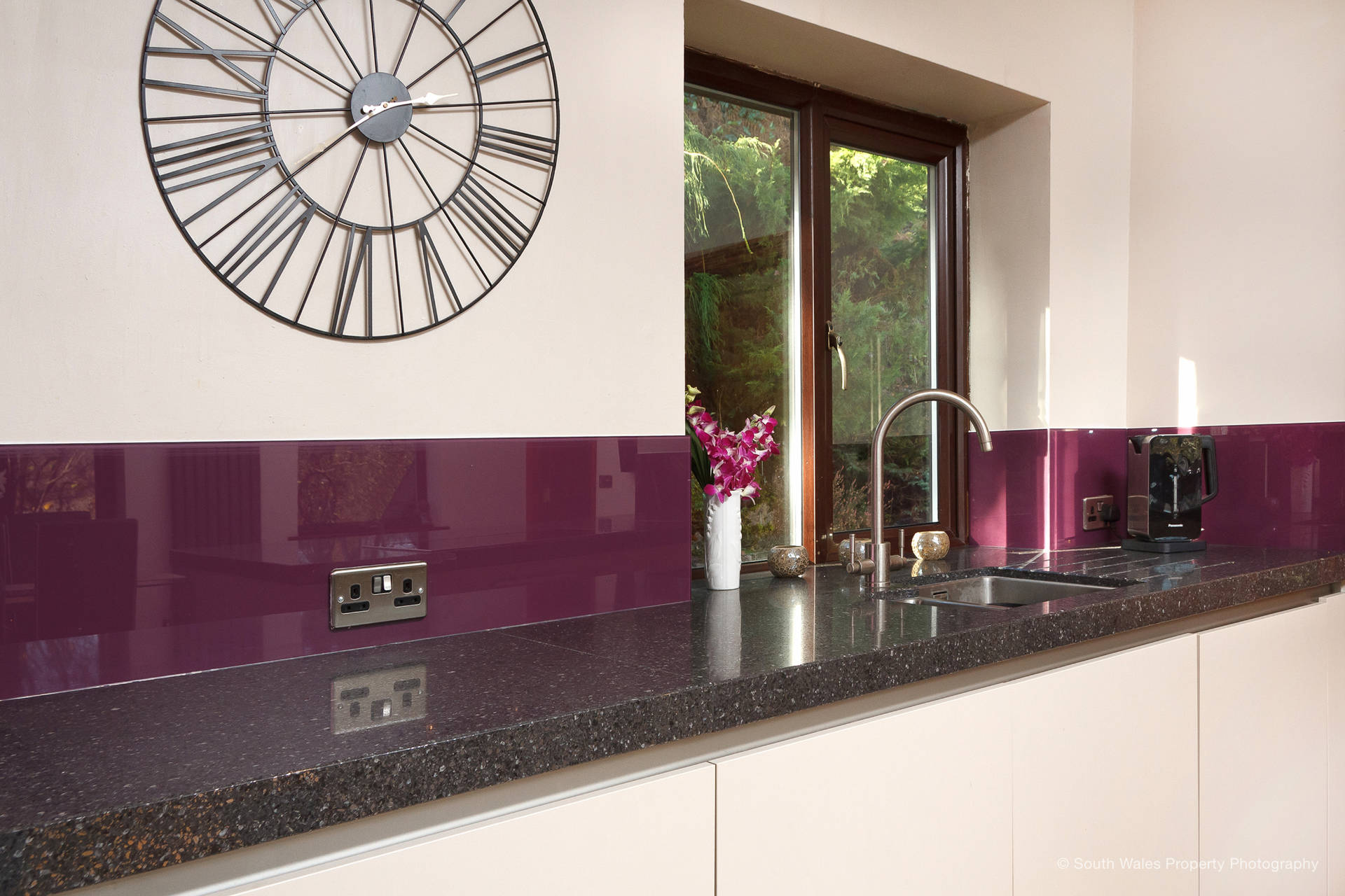 German kitchen in Champagne and Lava Black - image 03