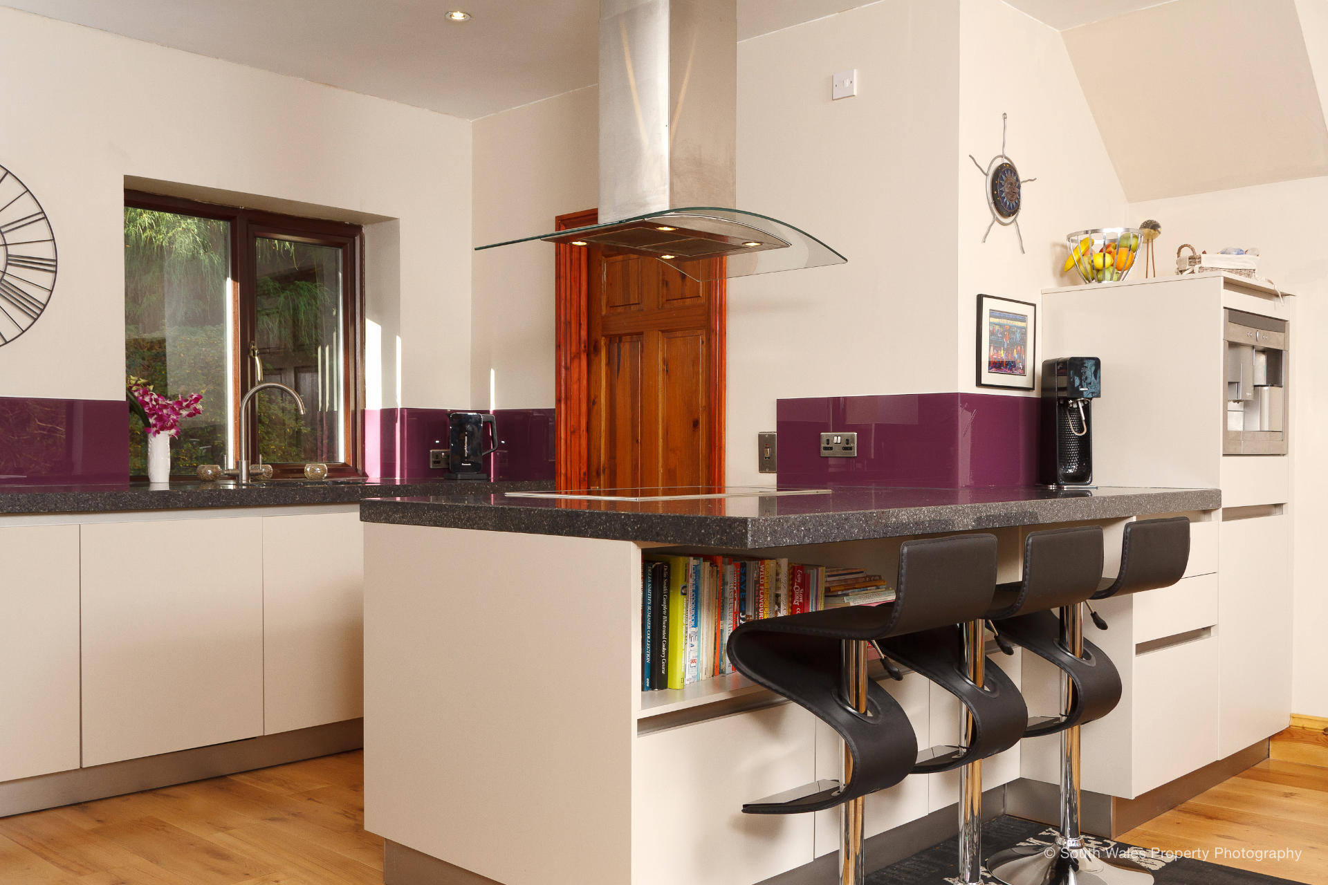 German kitchen in Champagne and Lava Black - image 04