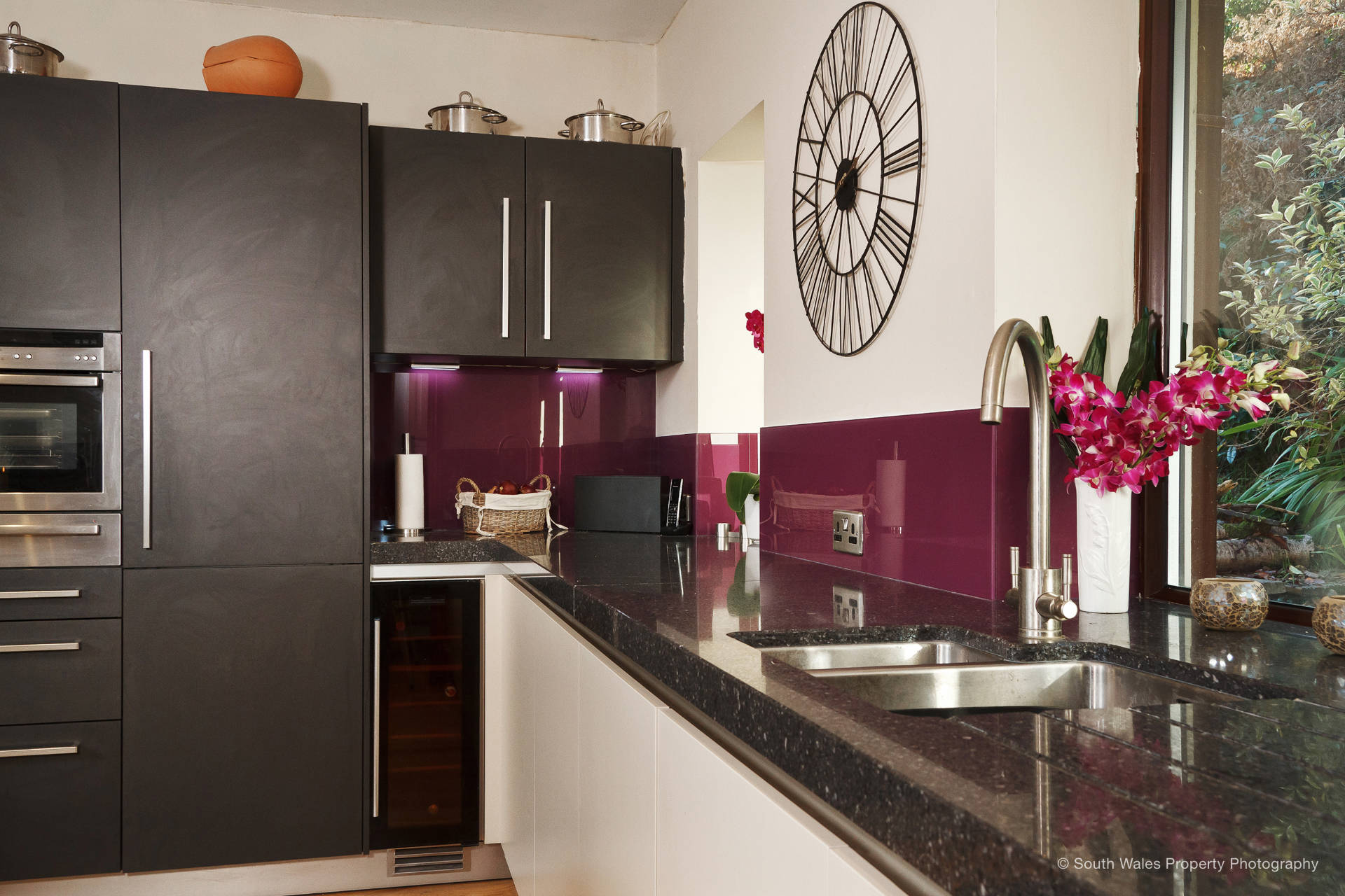German kitchen in Champagne and Lava Black - image 05