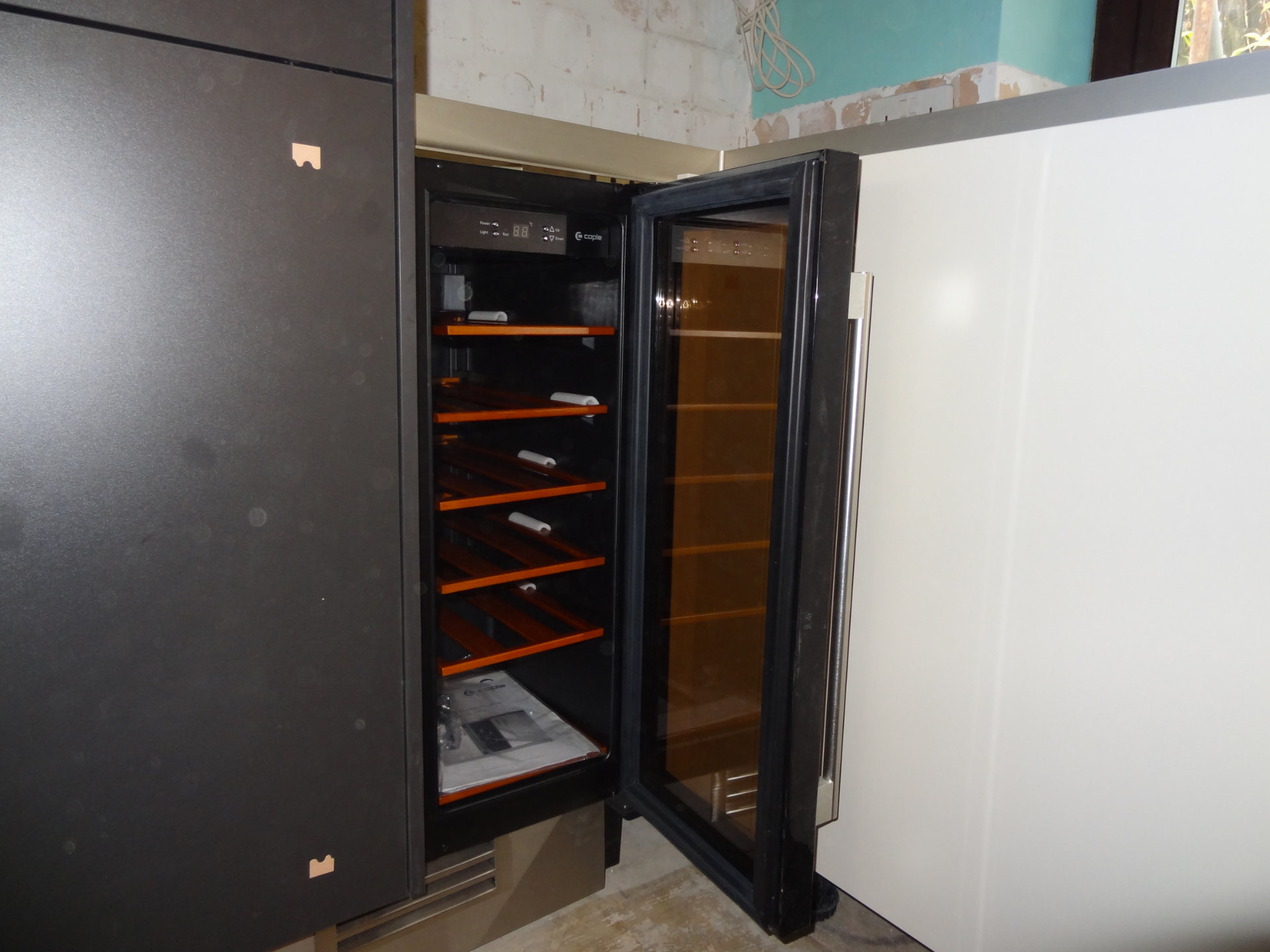 German kitchen in Champagne and Lava Black - image 05