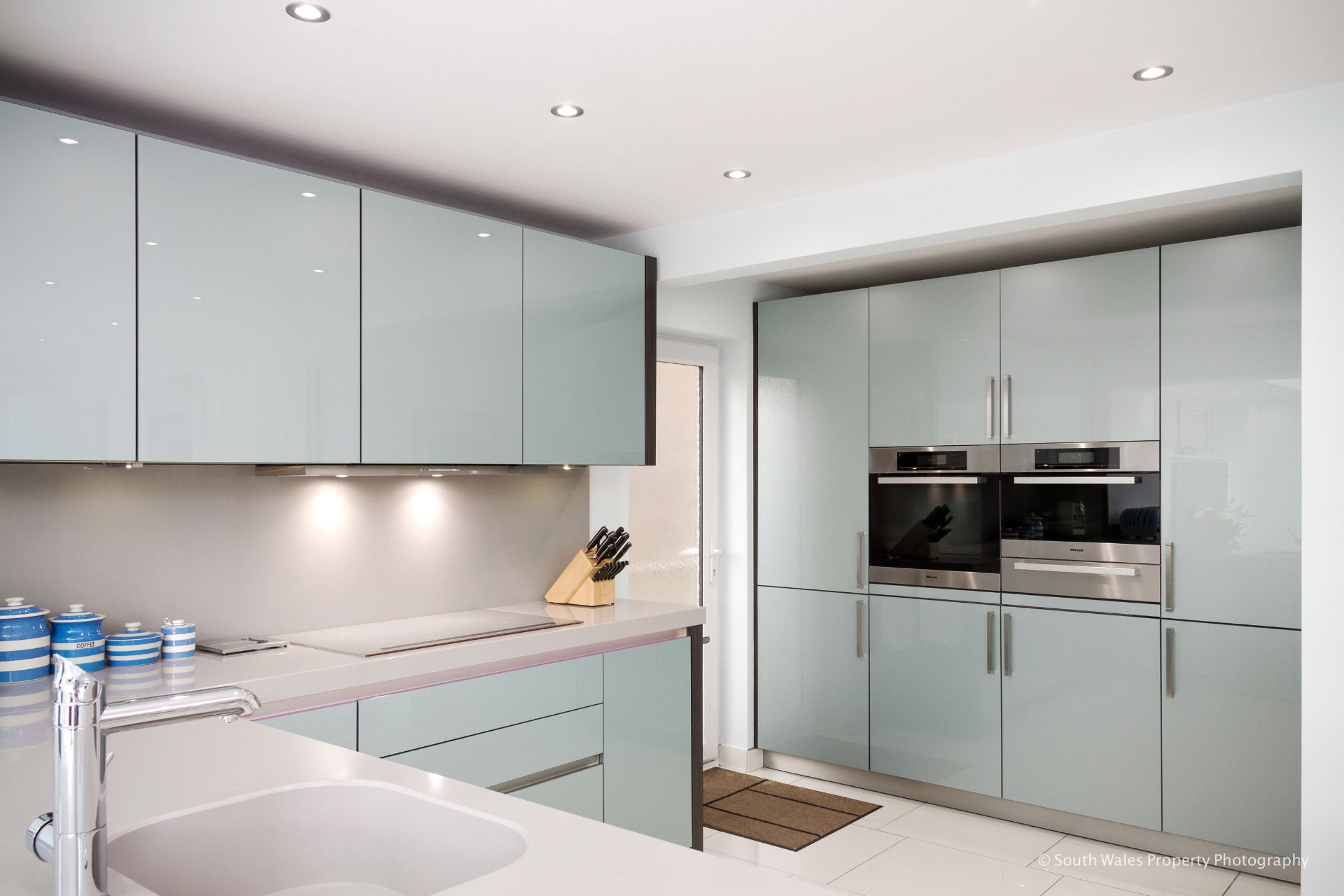 Orangery extension with a German kitchen - image 04