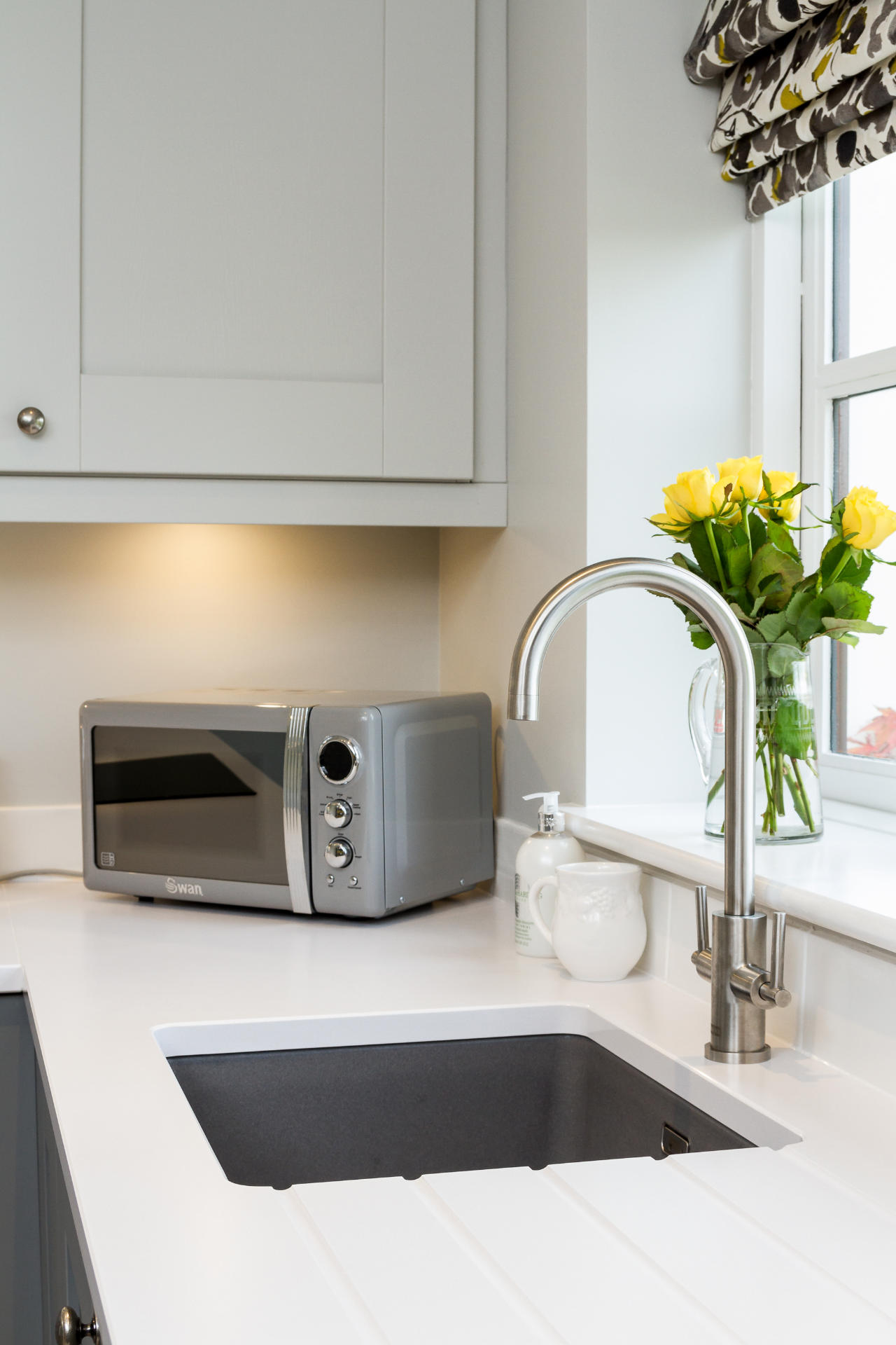 Shaker kitchen in shades of grey - image 05