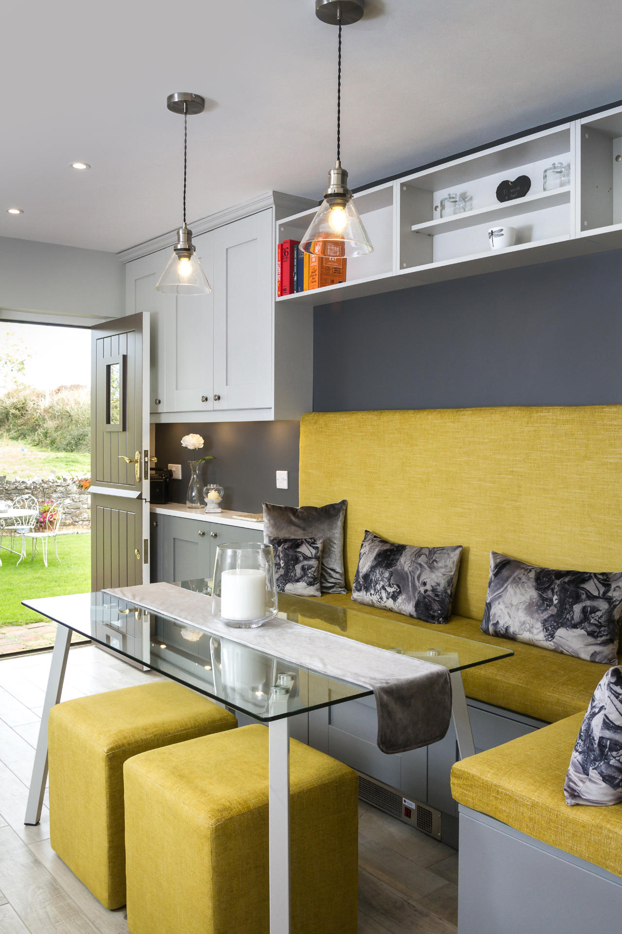Shaker kitchen in shades of grey - image 05
