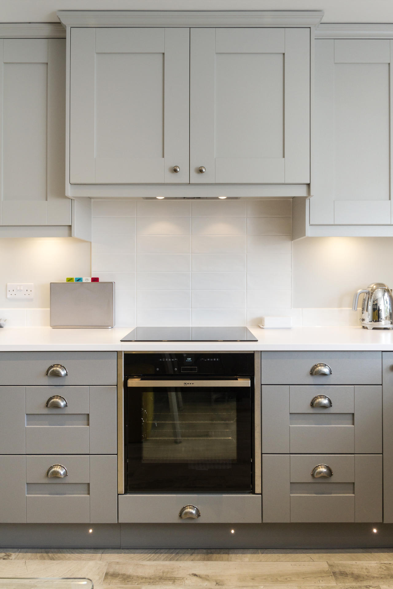 Shaker kitchen in shades of grey - image 05