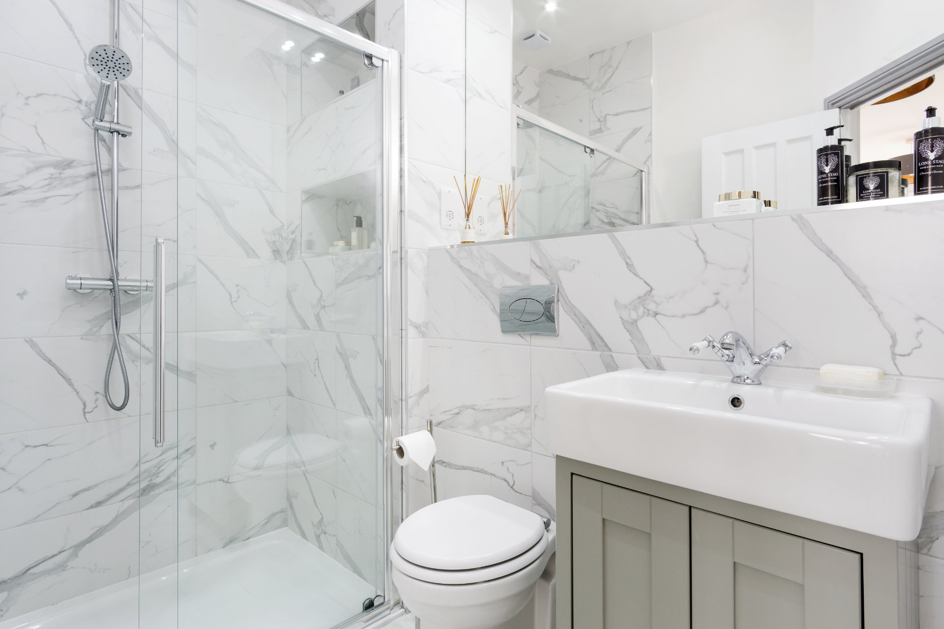 Compact en-suite with calcatta tiles