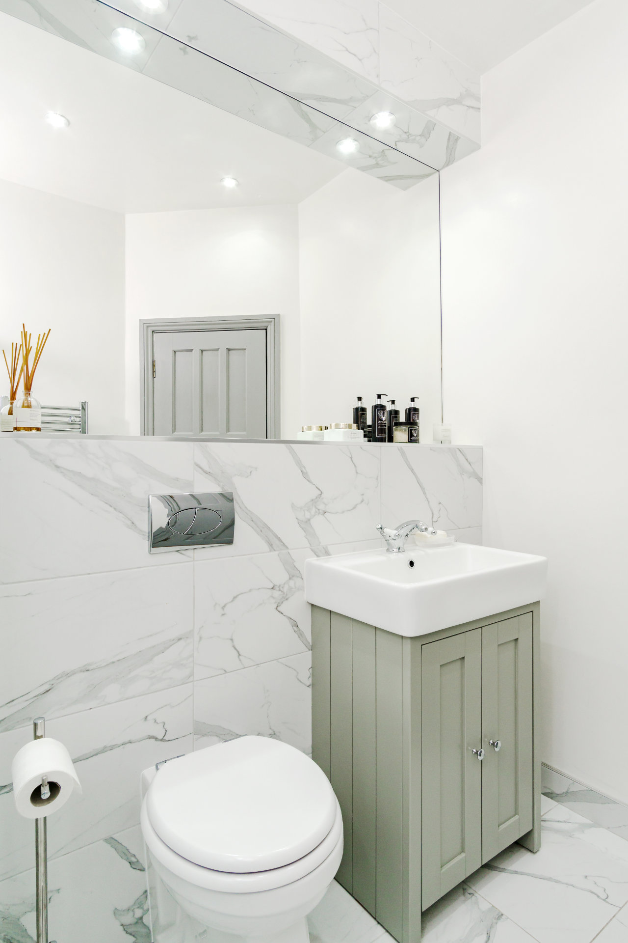 Compact en-suite with calcatta tiles - image 02