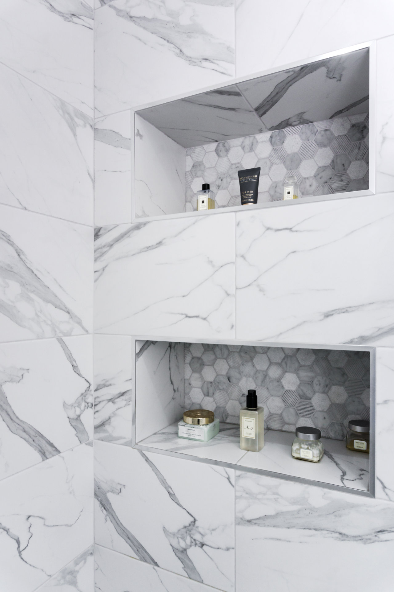 Compact en-suite with calcatta tiles - image 03