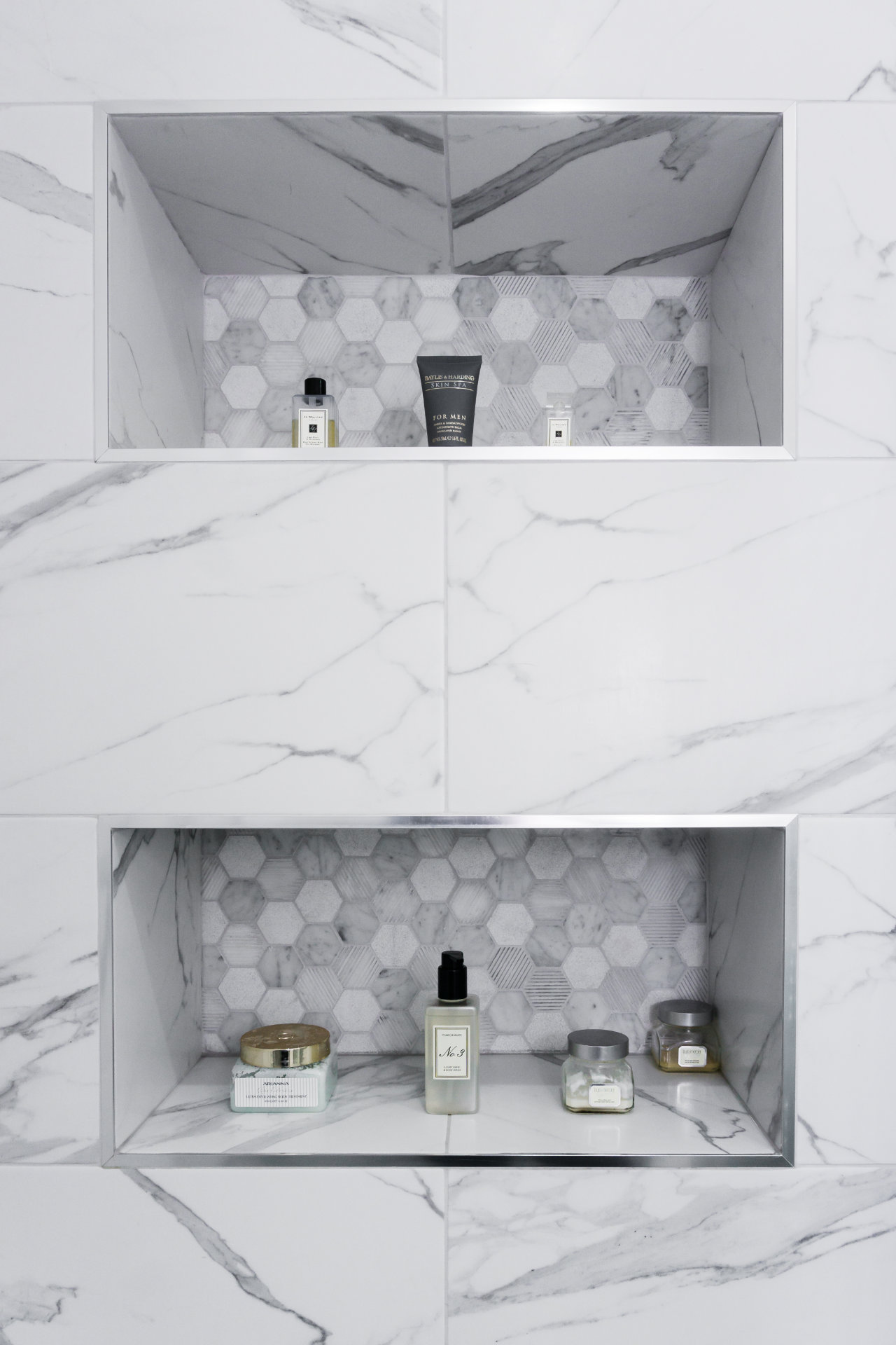 Compact en-suite with calcatta tiles - image 04