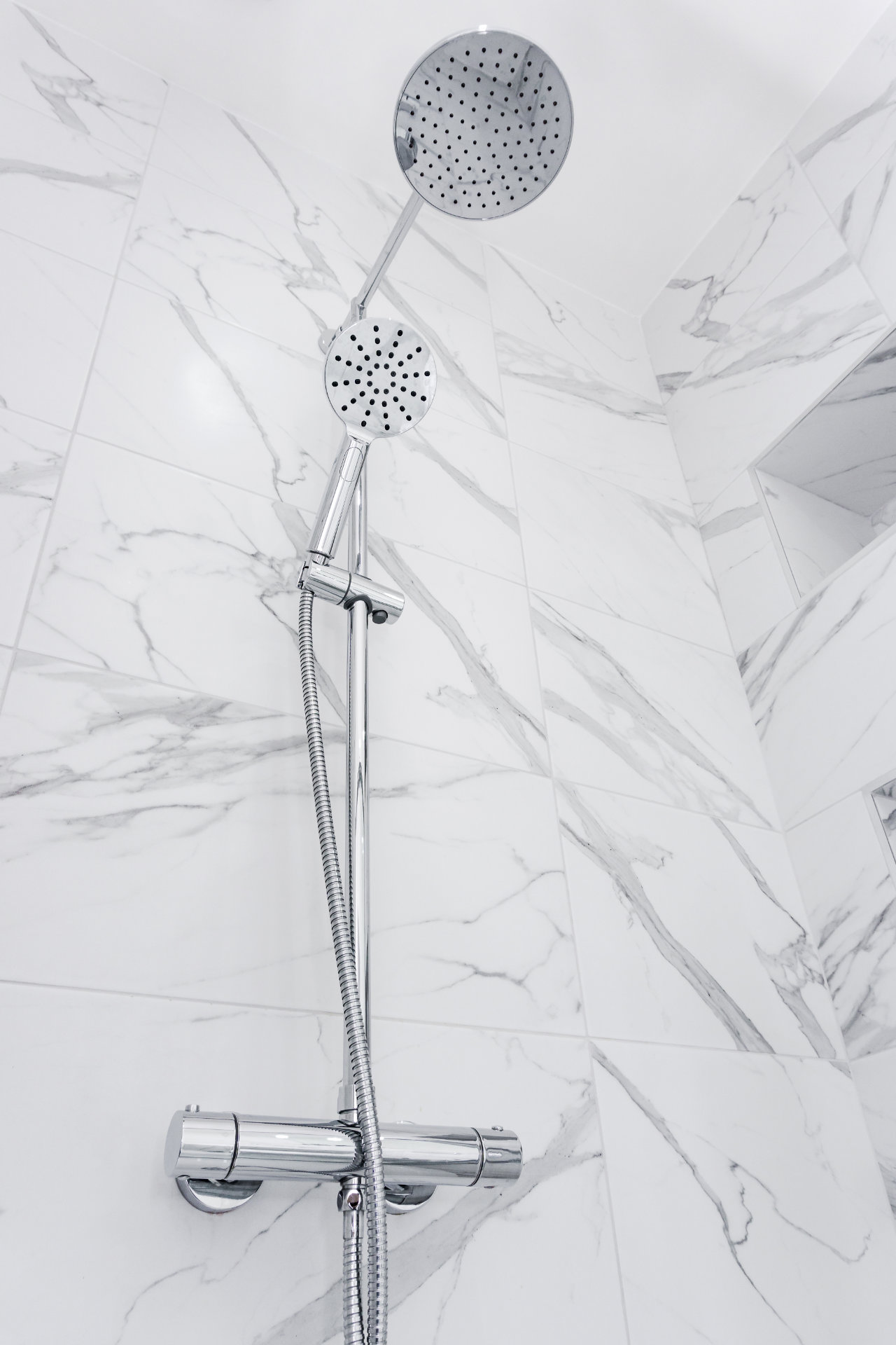 Compact en-suite with calcatta tiles - image 05