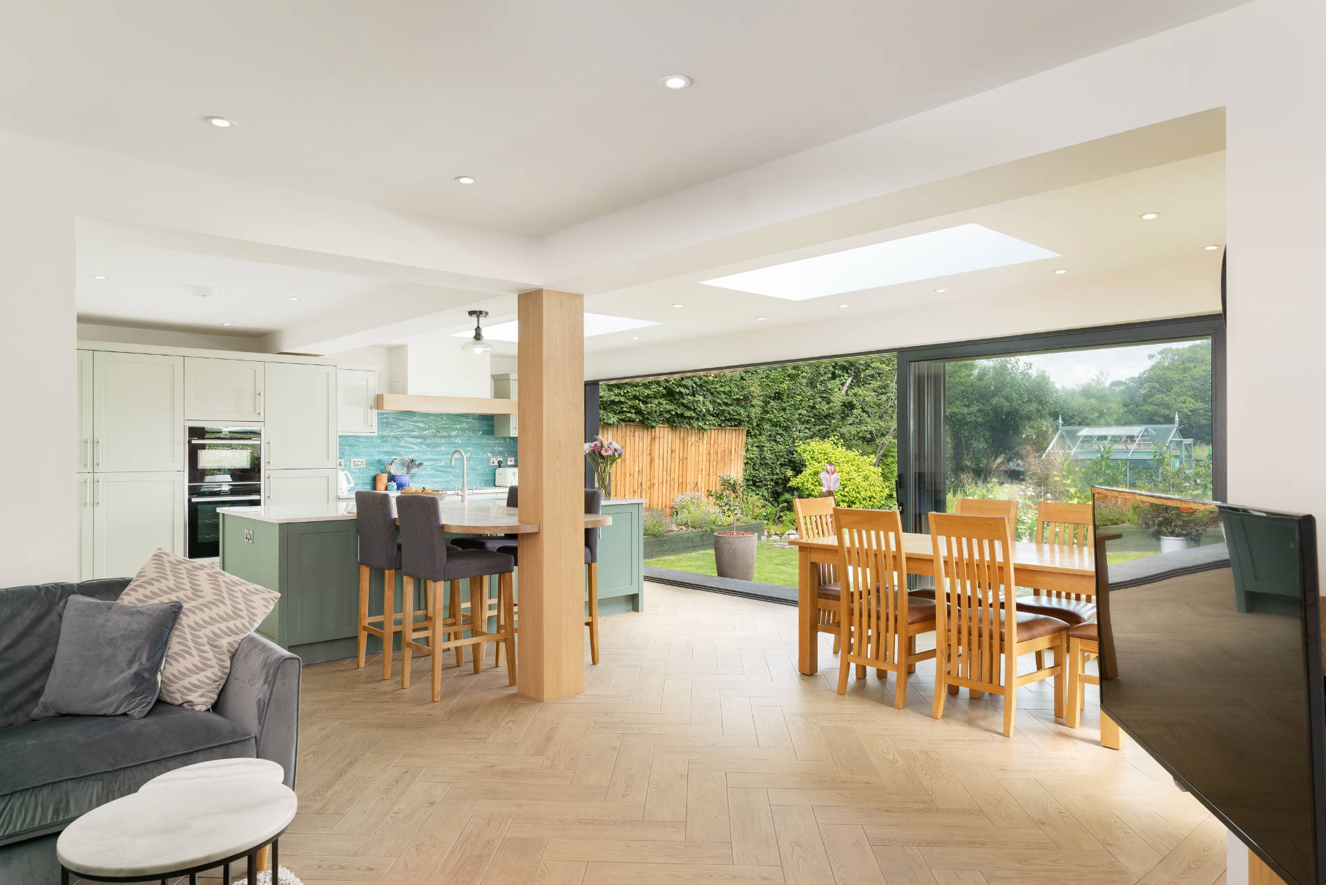 Shaker kitchen in shades of green - image 02