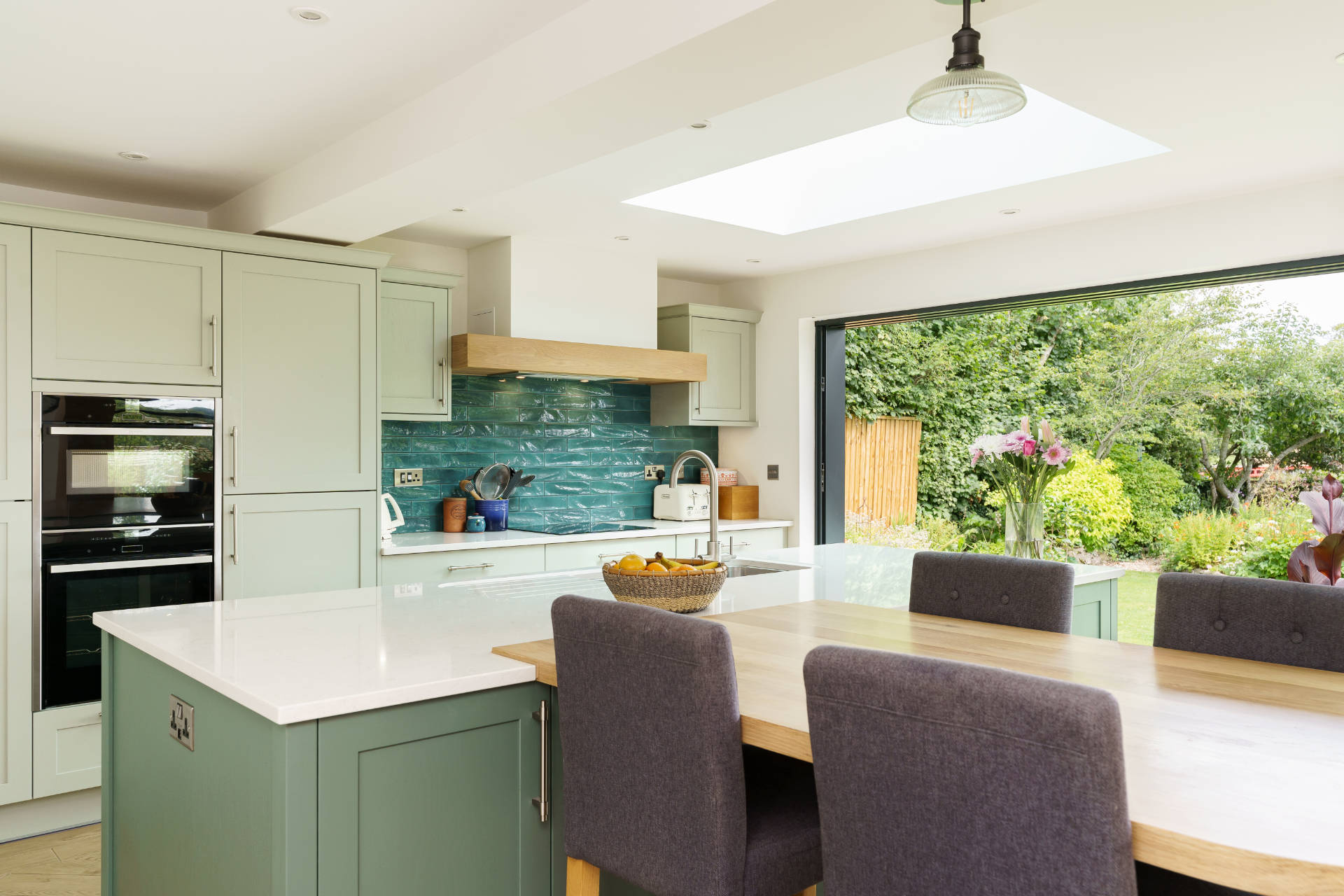 Shaker kitchen in shades of green - image 03