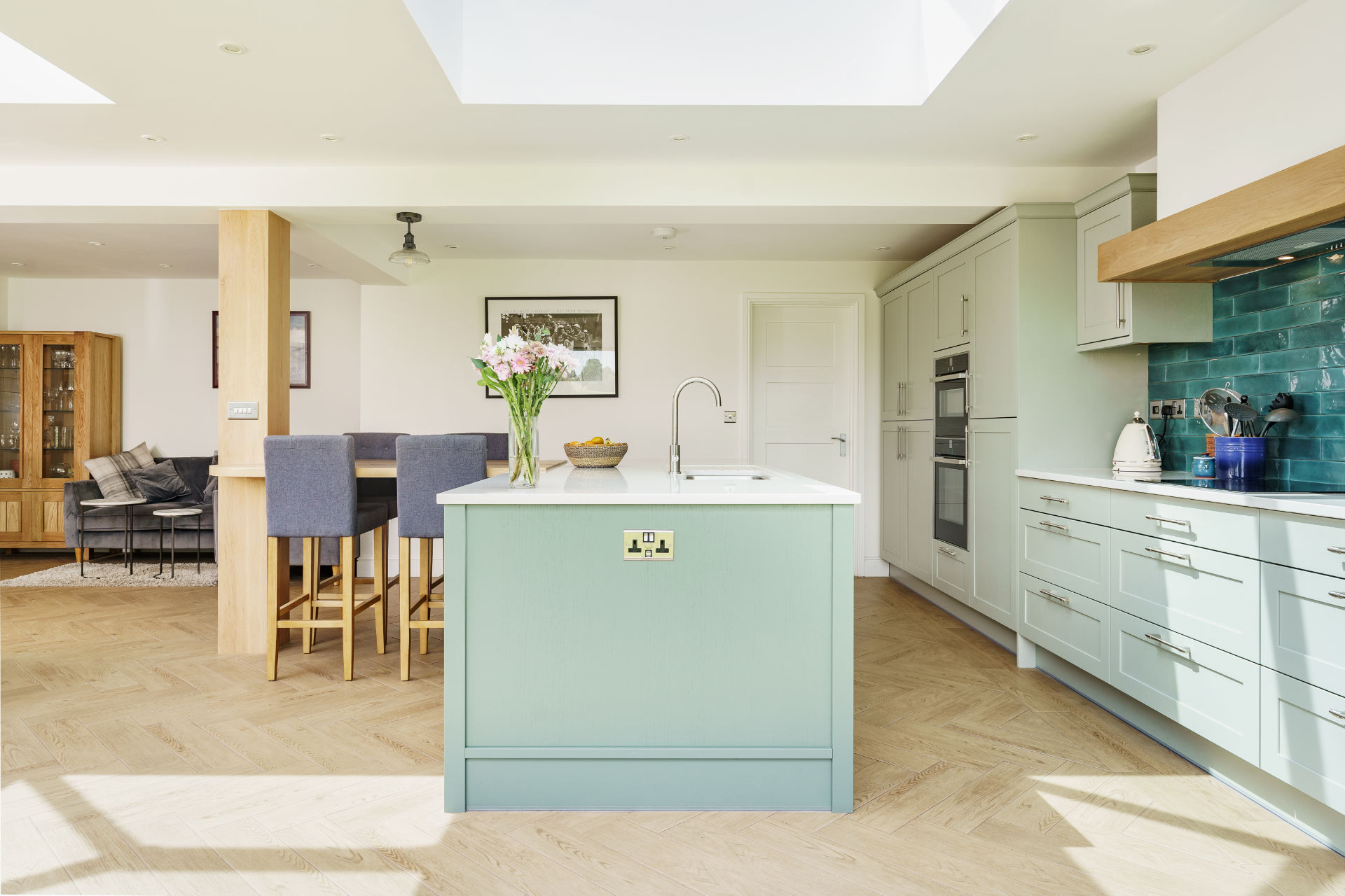 Shaker kitchen in shades of green - image 05