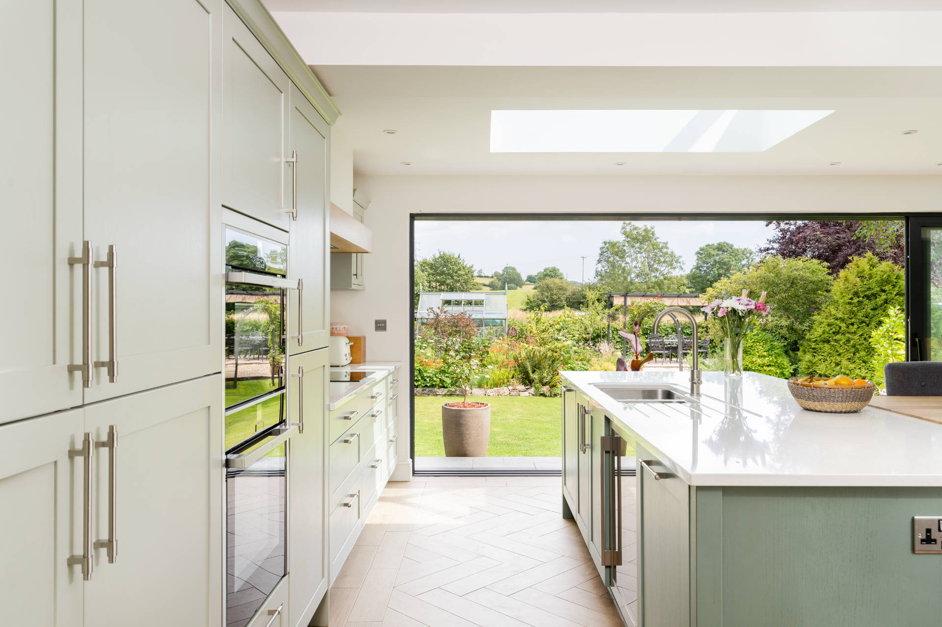 Shaker kitchen in shades of green - image 05