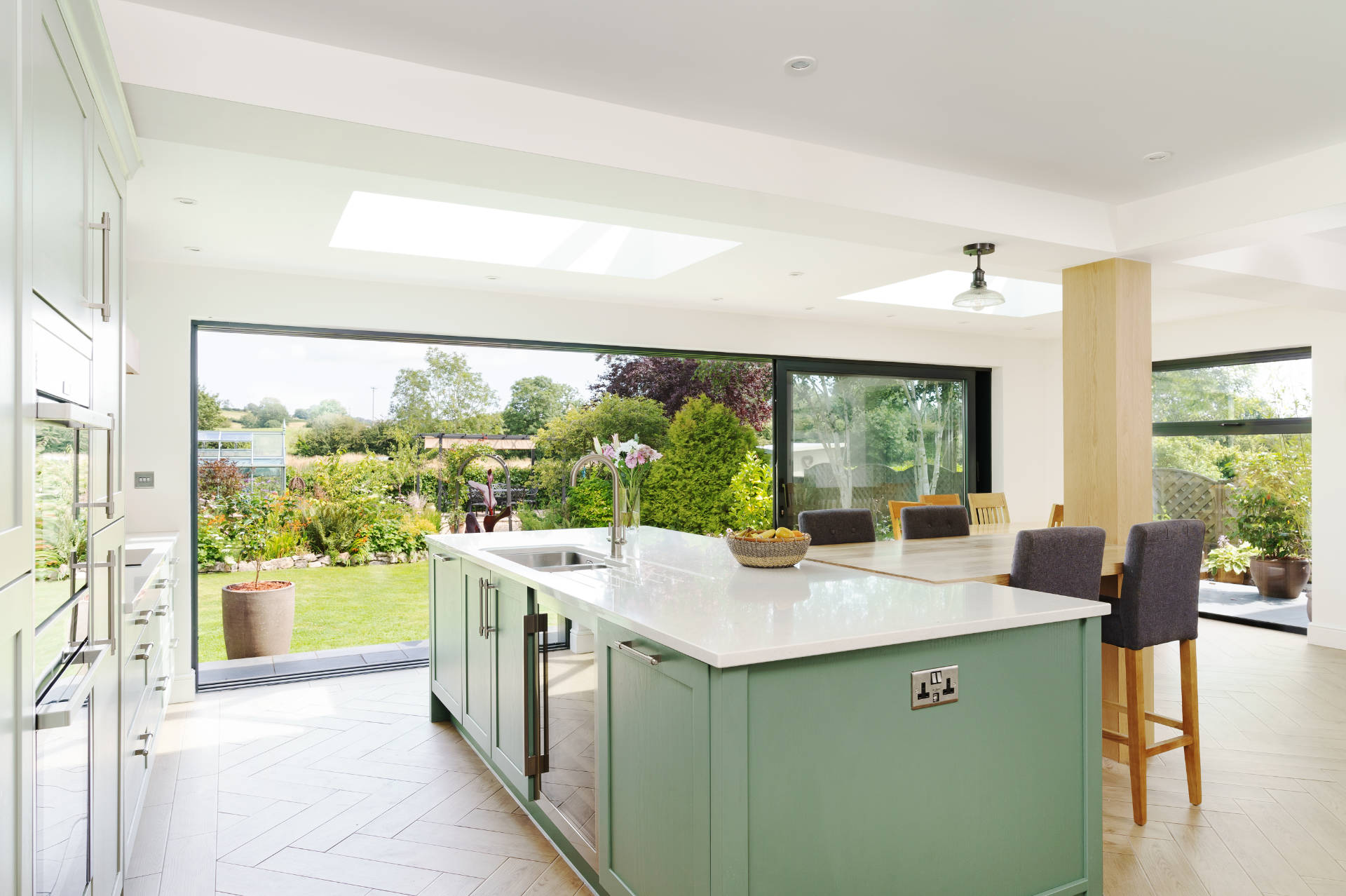 Shaker kitchen in shades of green - image 05