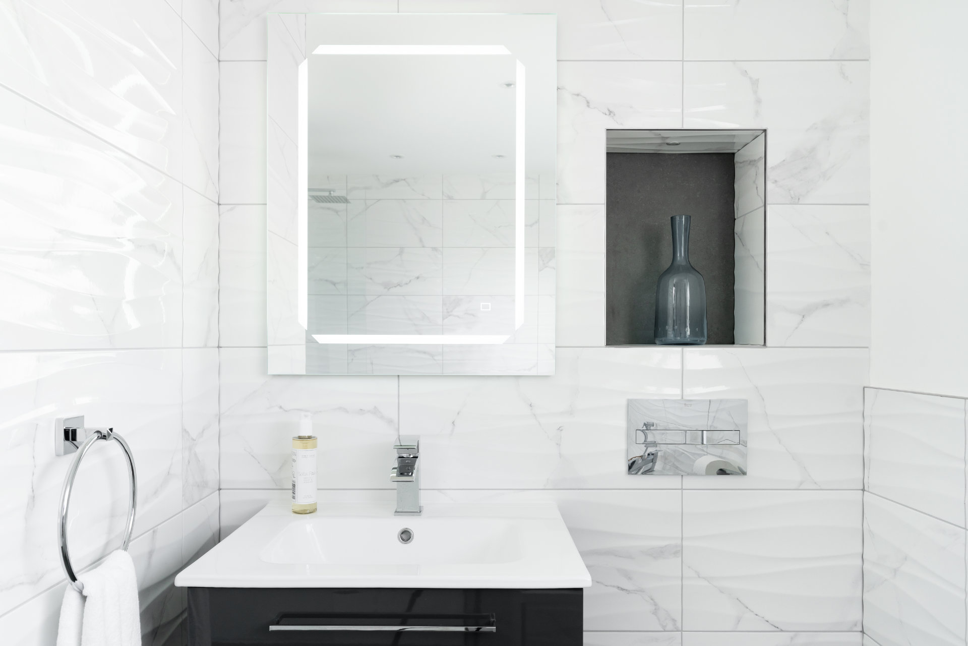 Luxury bathroom Llantwit Major - image 05