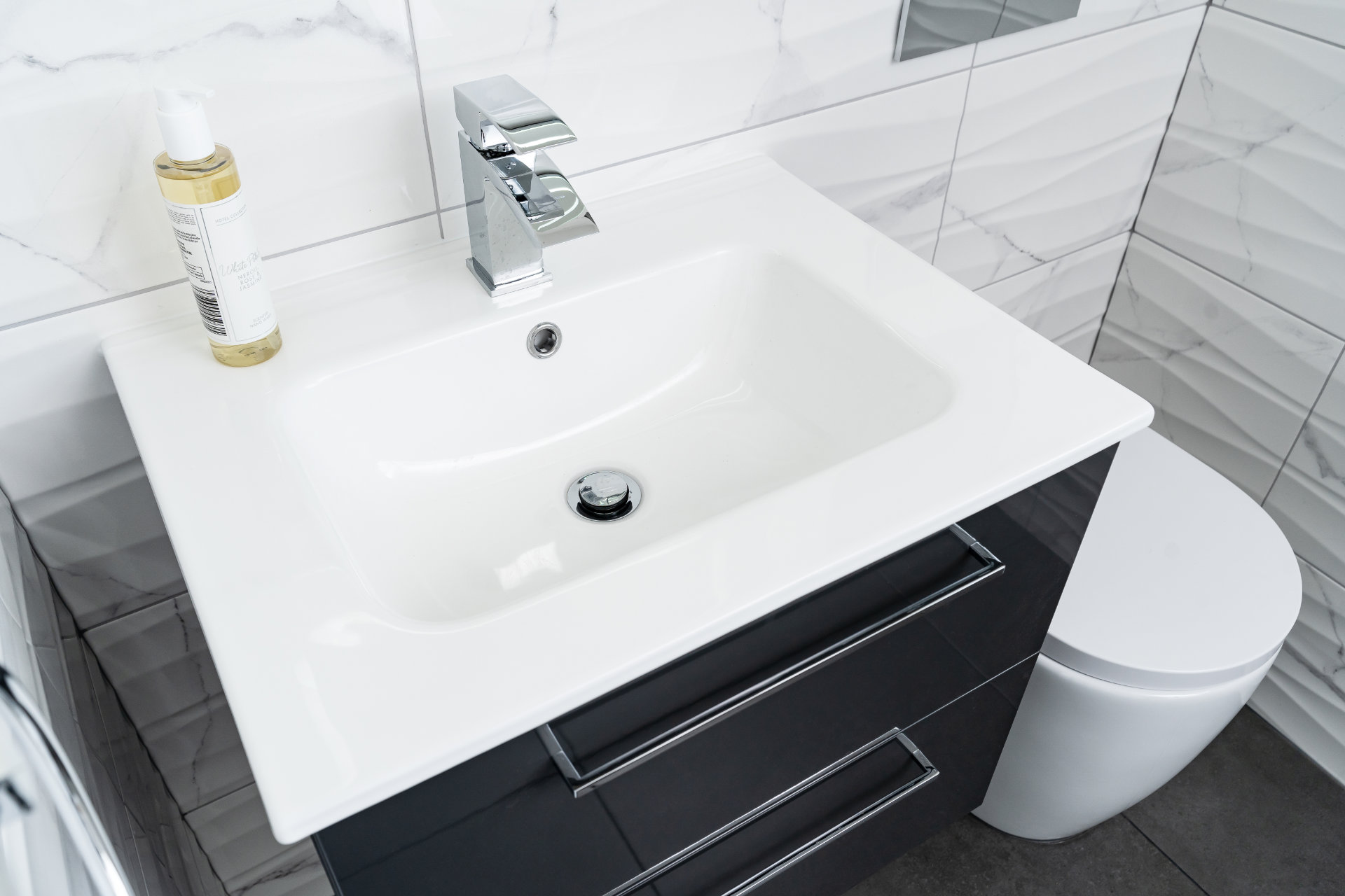 Luxury bathroom Llantwit Major - image 05