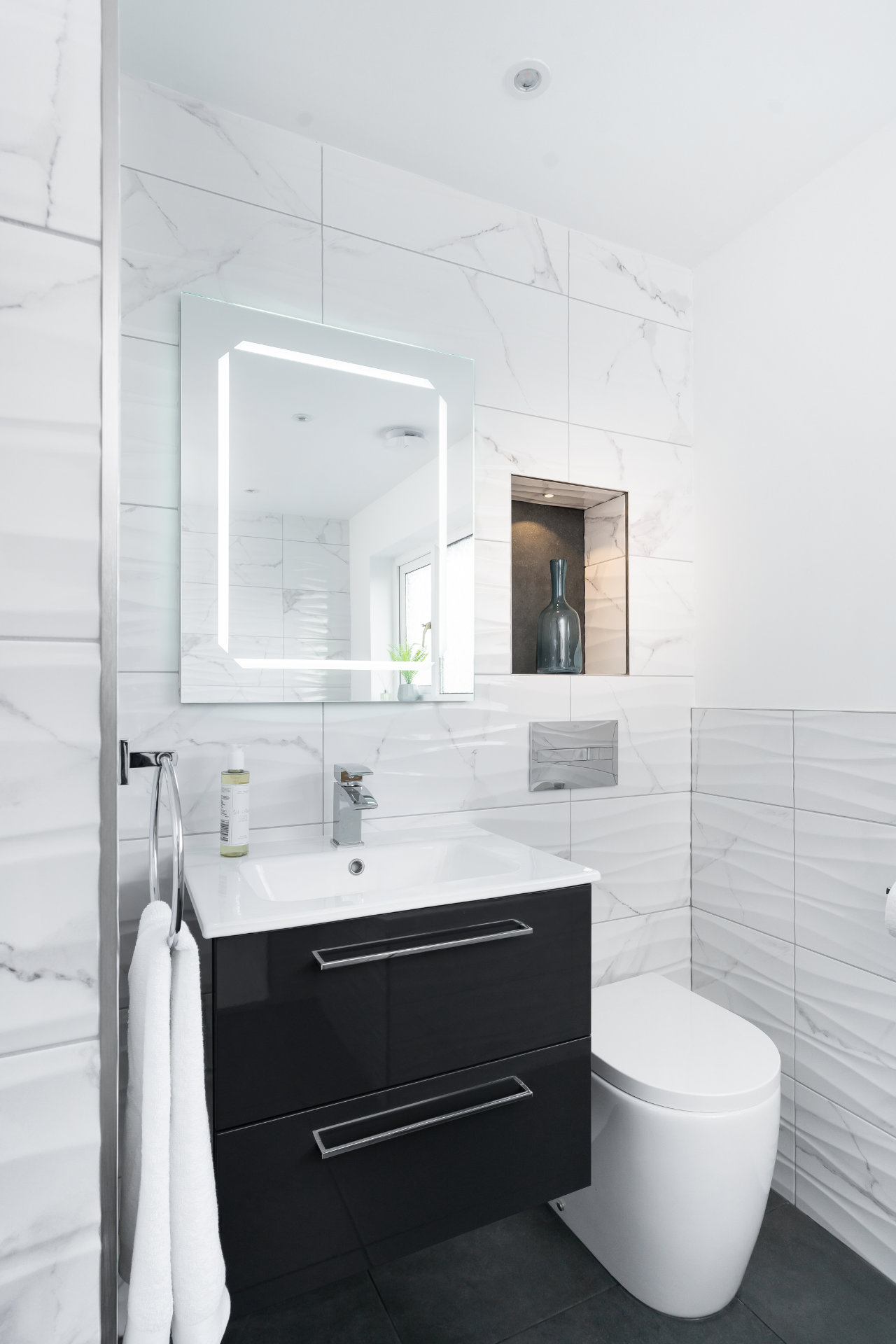 Luxury bathroom Llantwit Major - image 05