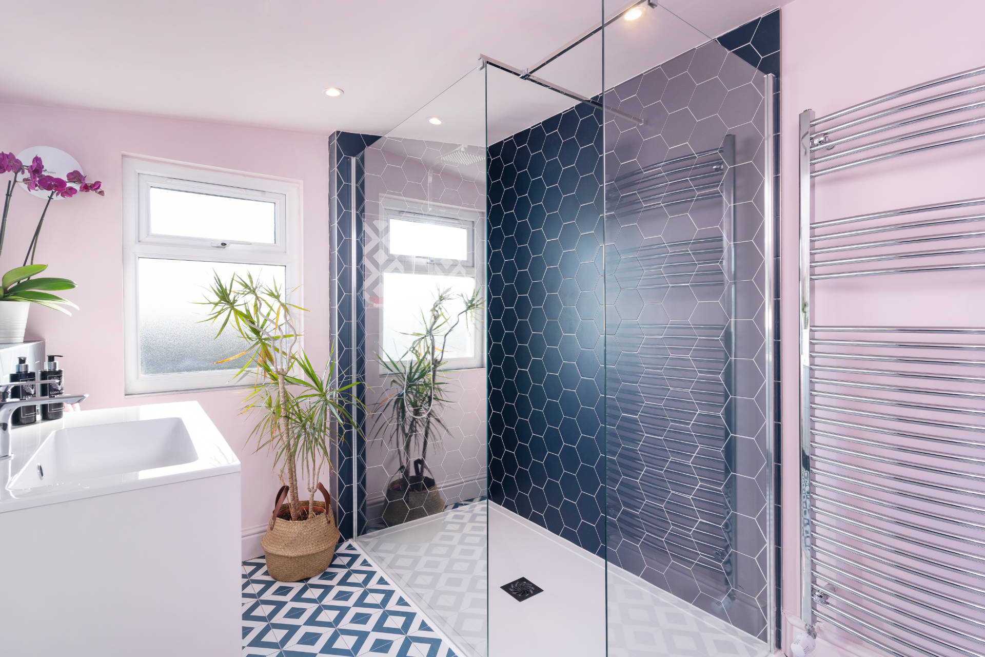 Master shower room Cardiff - image 05