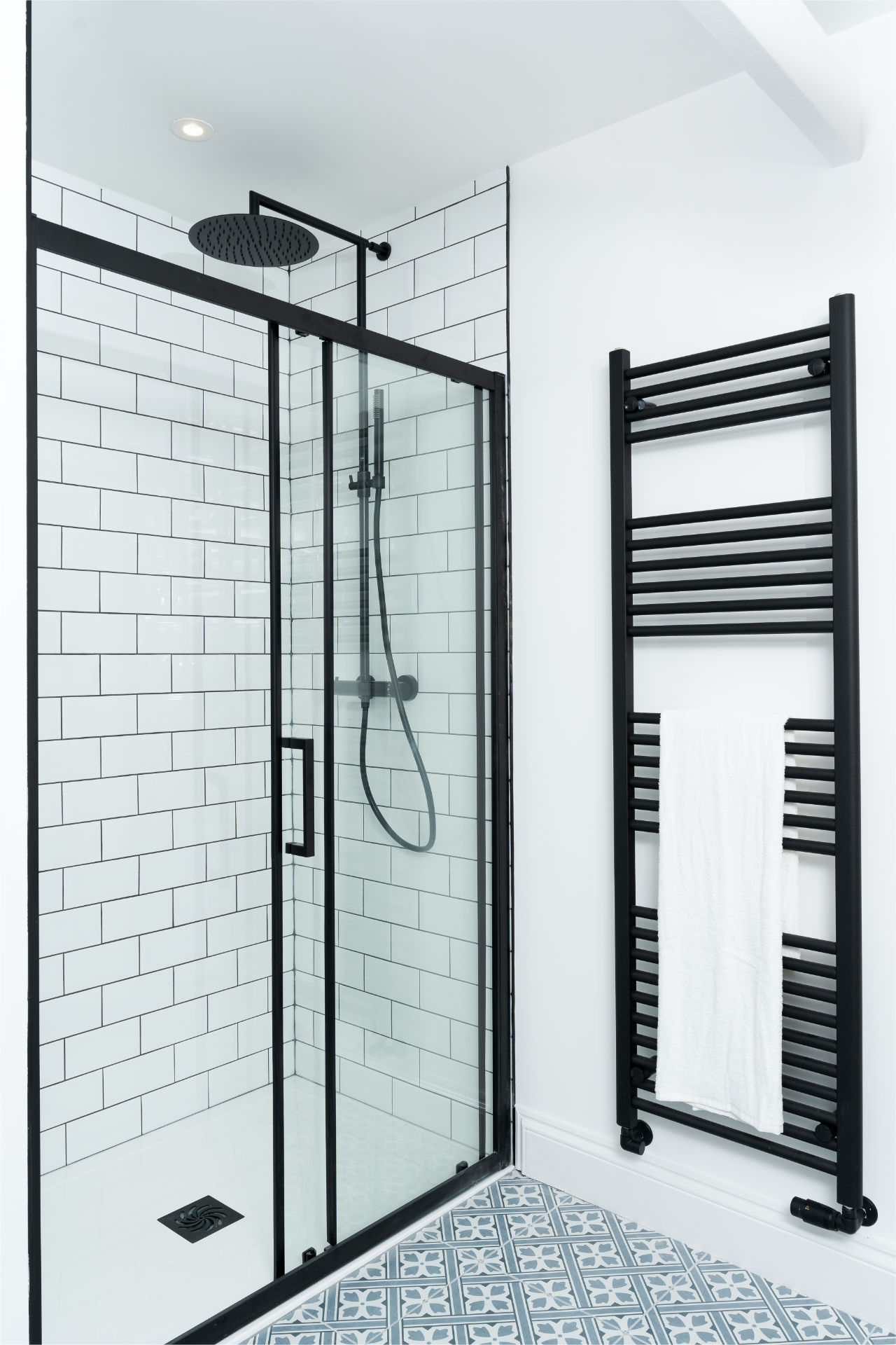 Master shower room Cardiff - image 04