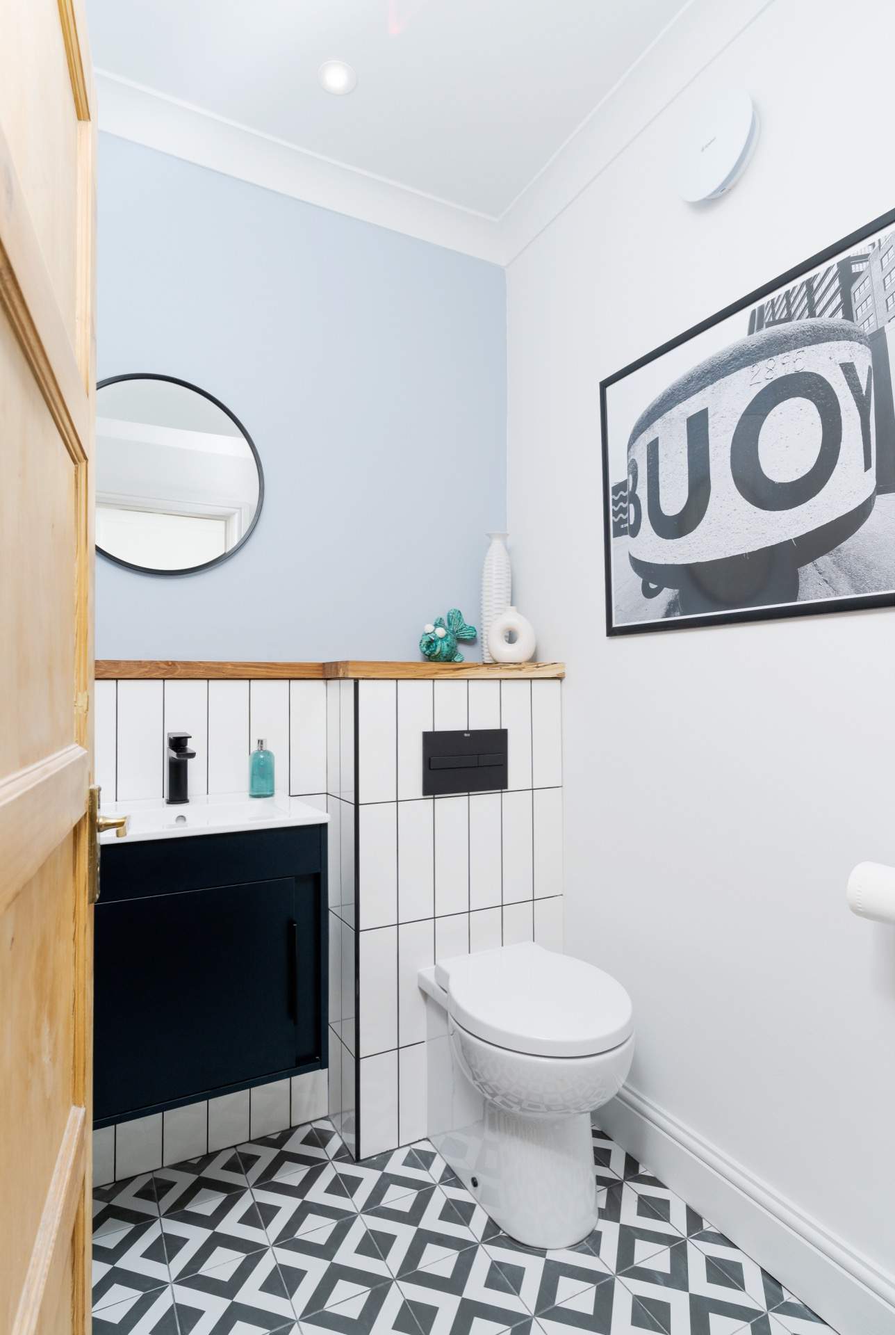 Cardiff cloak room - image 02