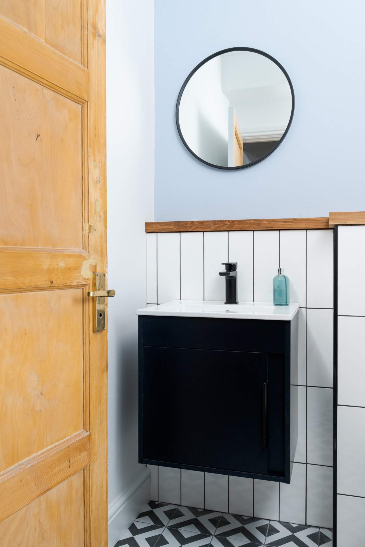 Cardiff cloak room - image 03