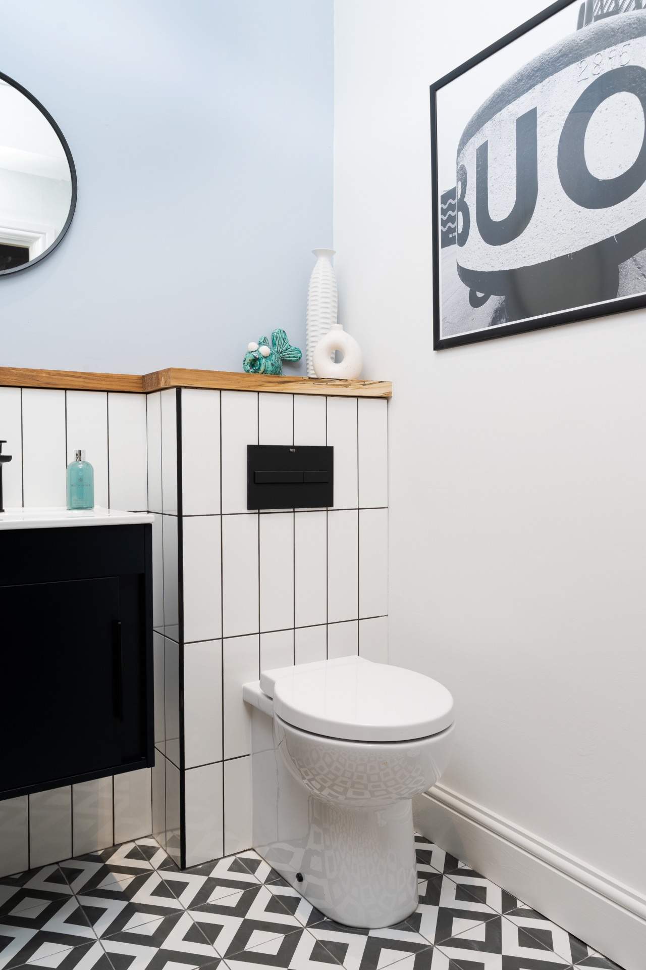 Cardiff cloak room - image 04