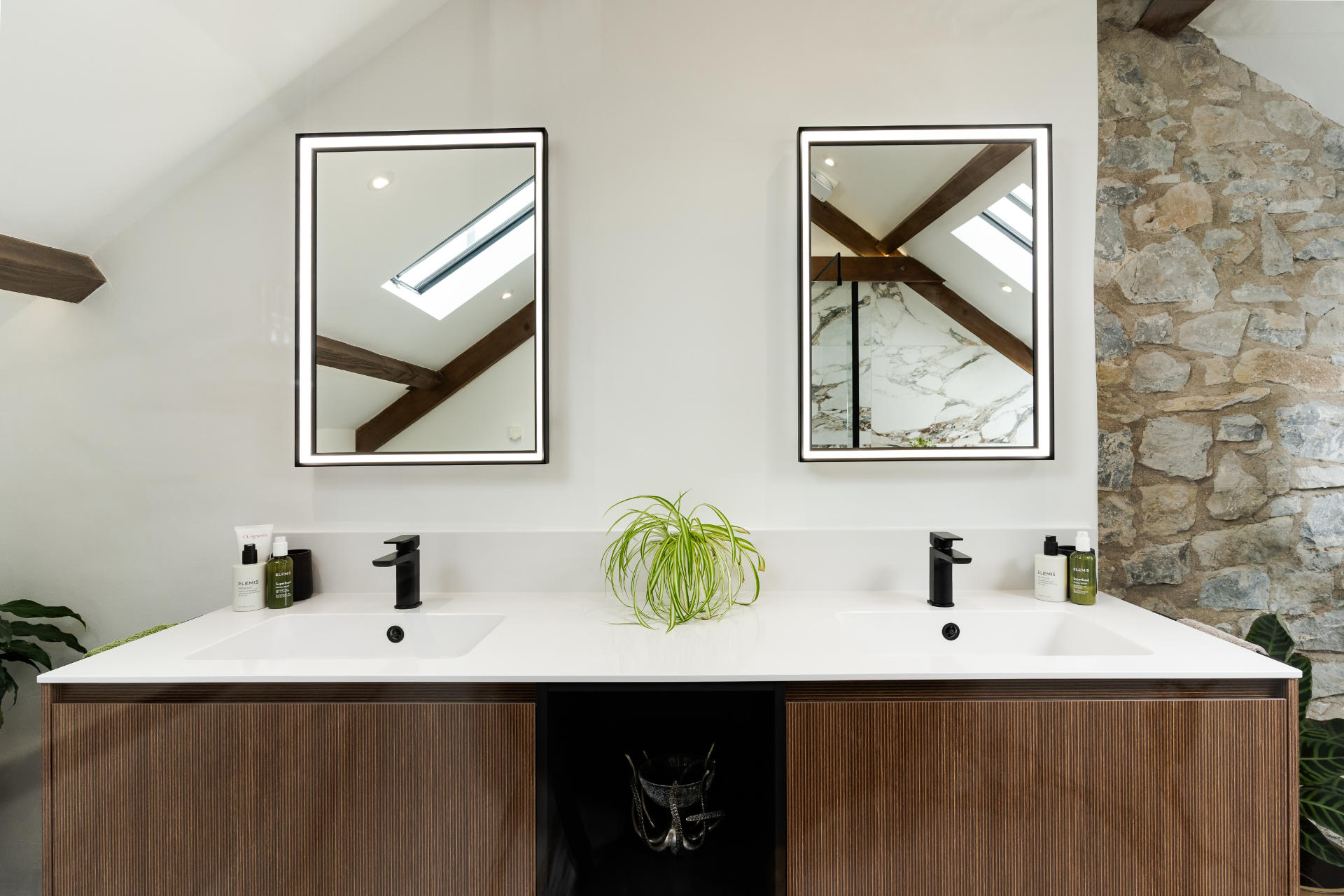 Luxury bathroom Llantwit Major - image 04