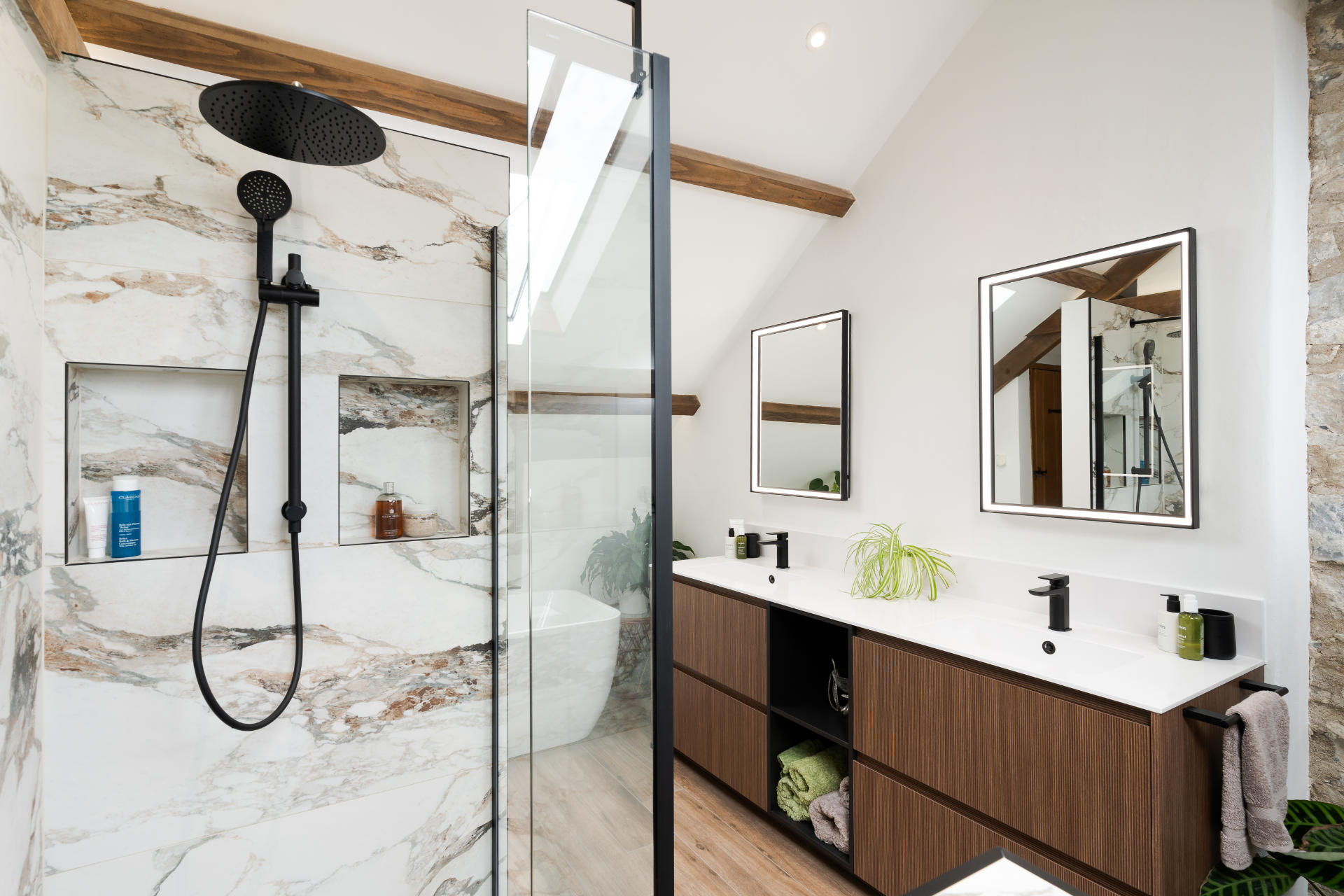 Luxury bathroom Llantwit Major - image 05