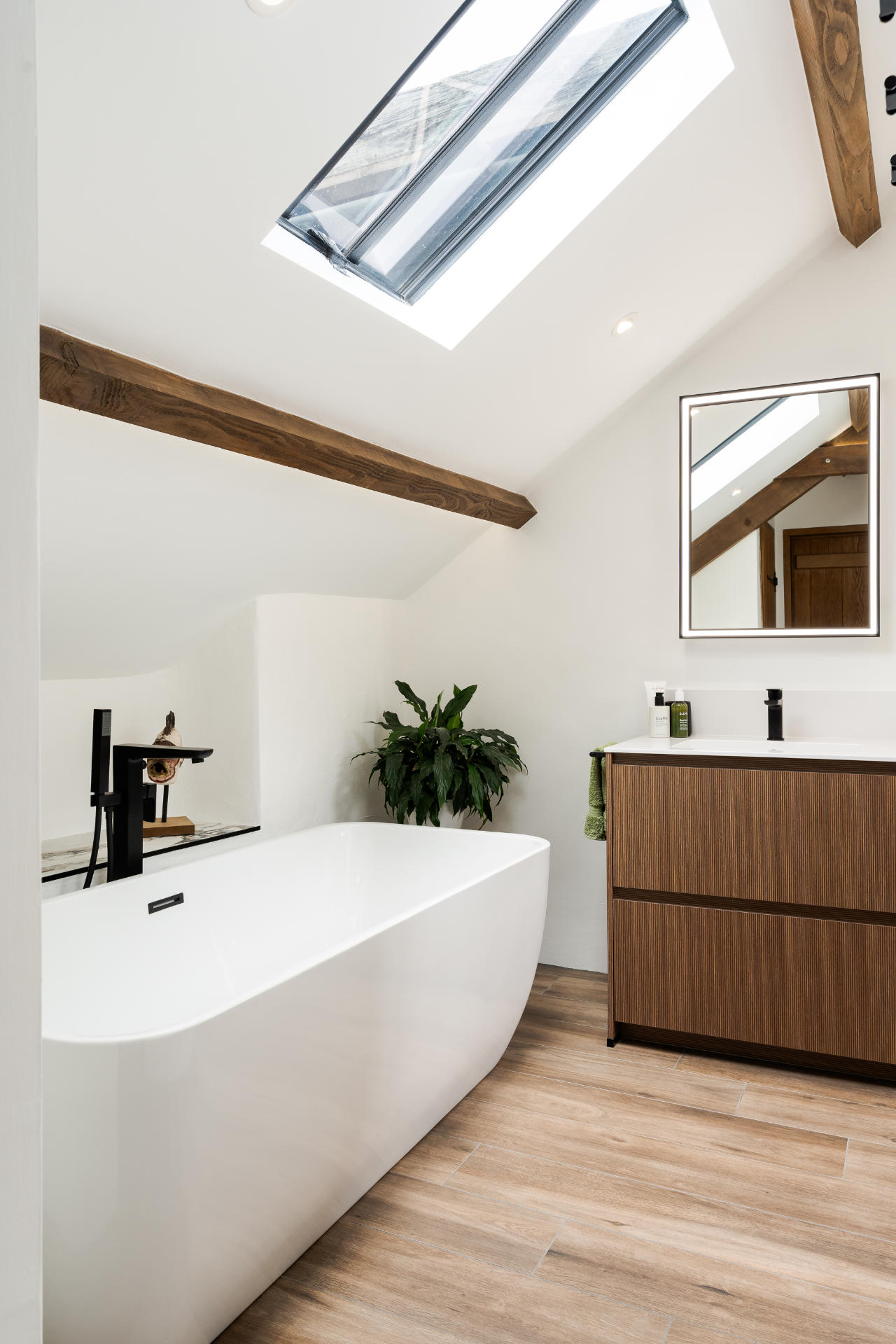 Luxury bathroom Llantwit Major - image 05