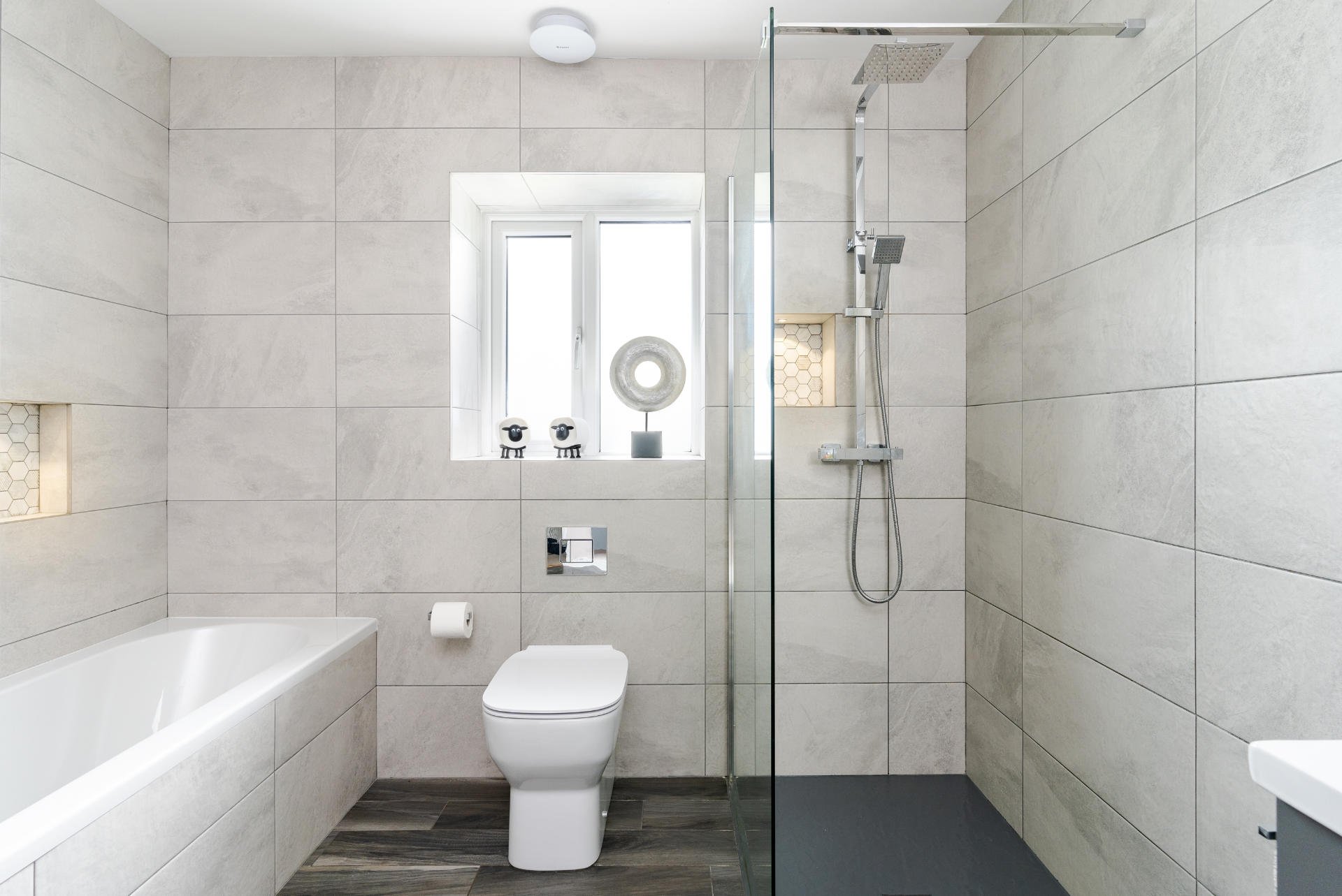 Bathroom with earthy tones