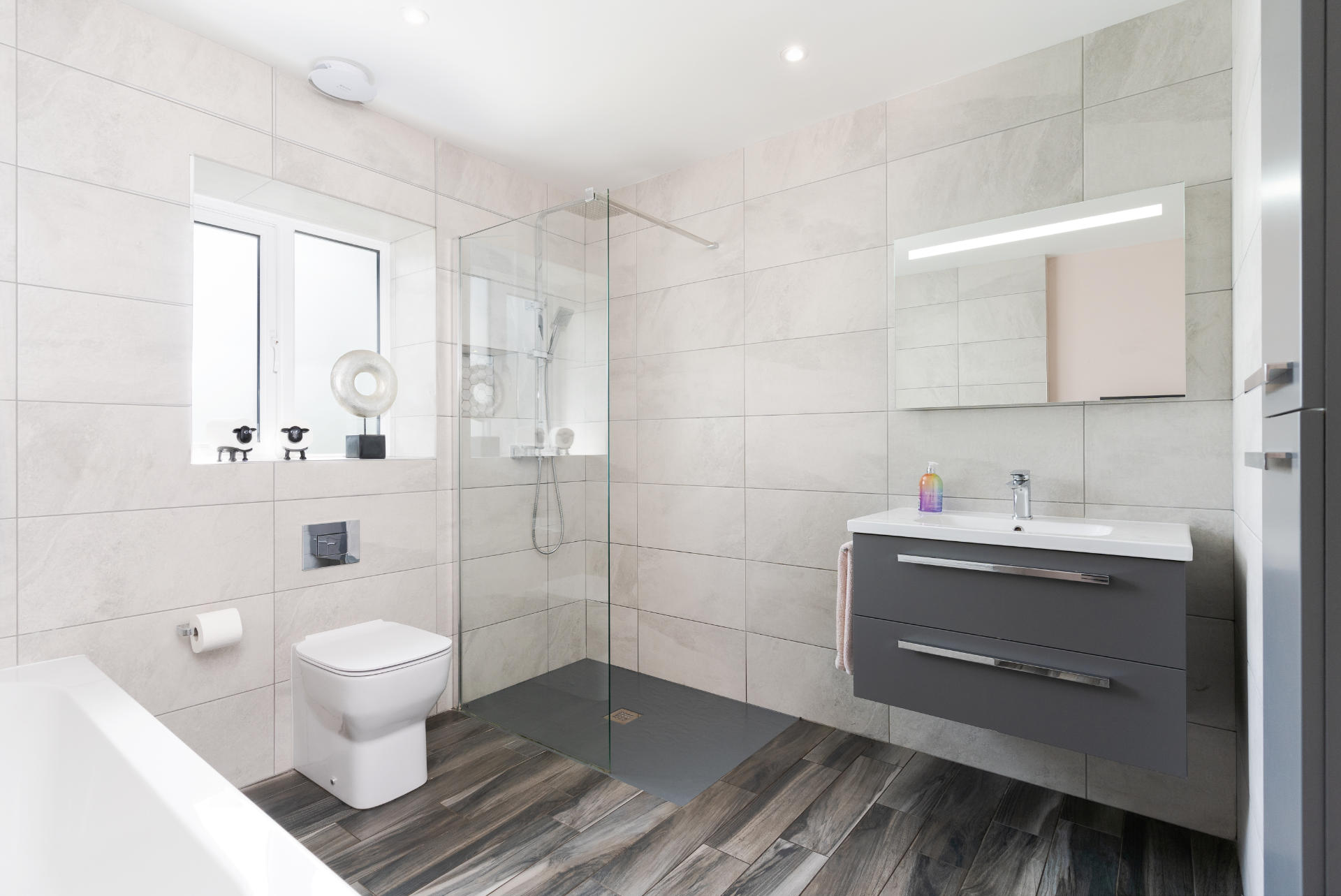 Bathroom with earthy tones - image 03