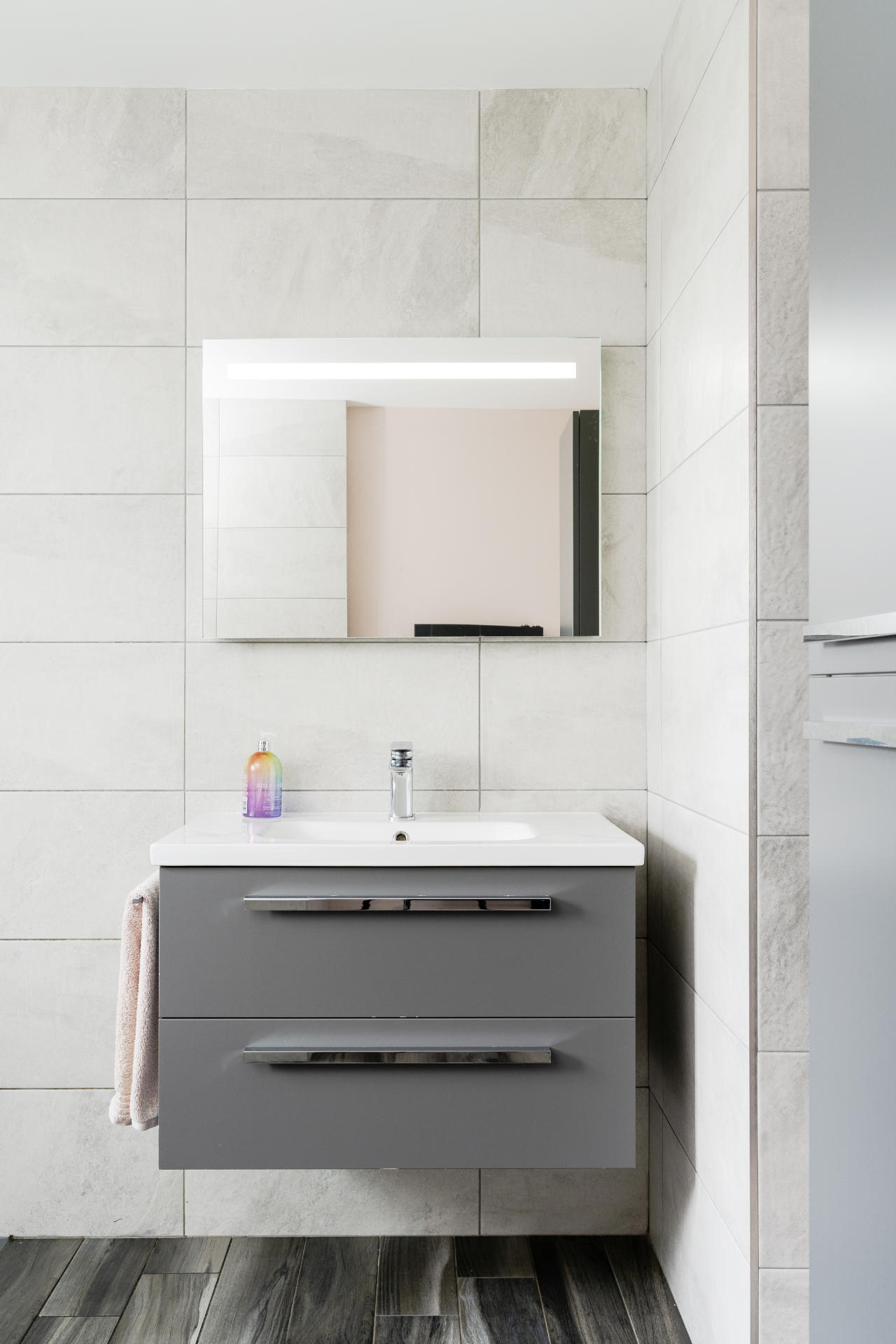 Bathroom with earthy tones - image 04