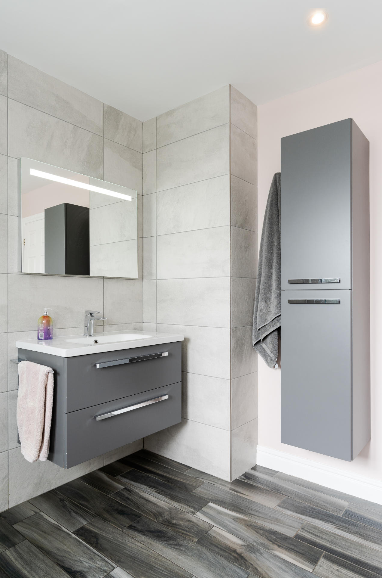 Bathroom with earthy tones - image 05