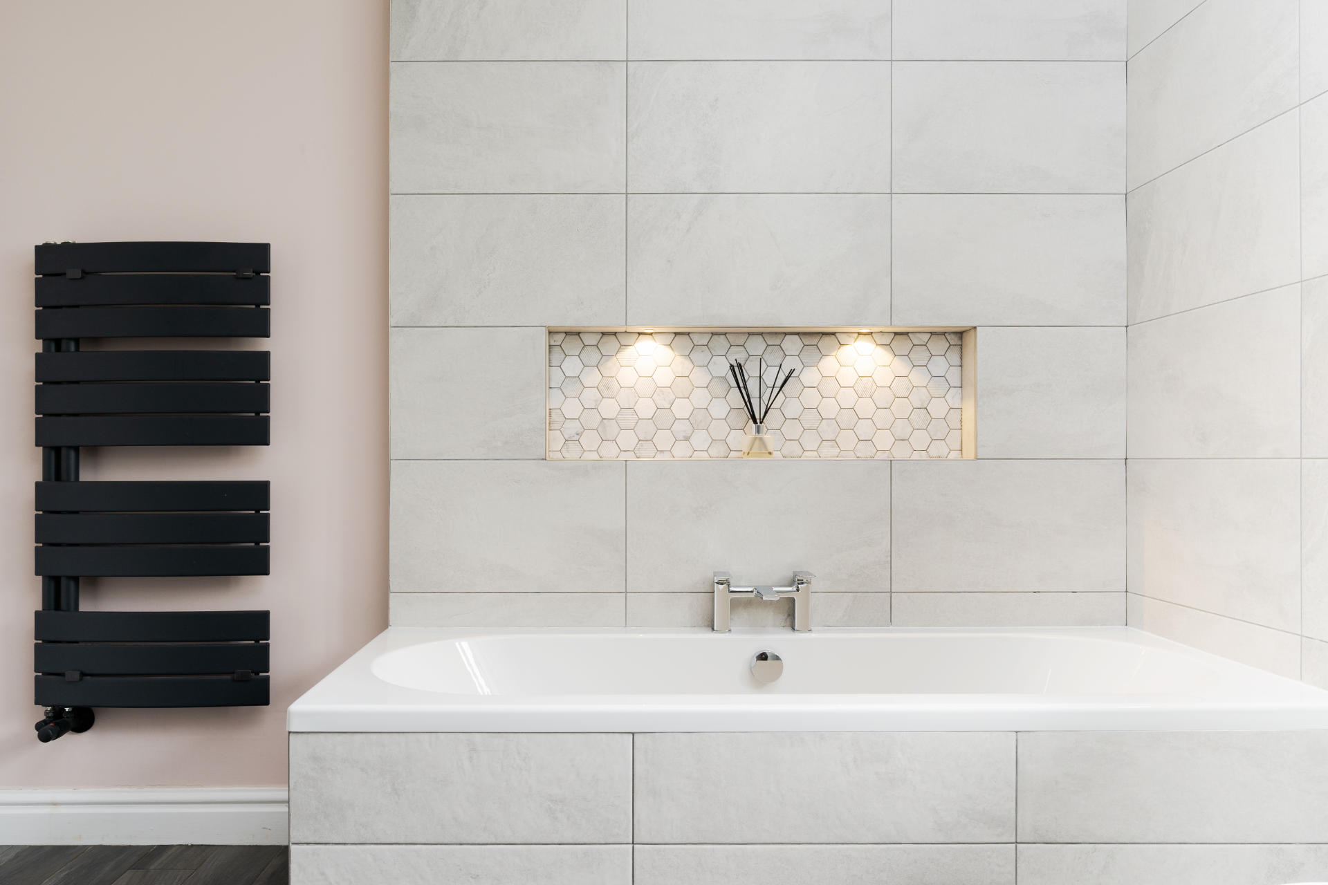 Bathroom with earthy tones - image 05