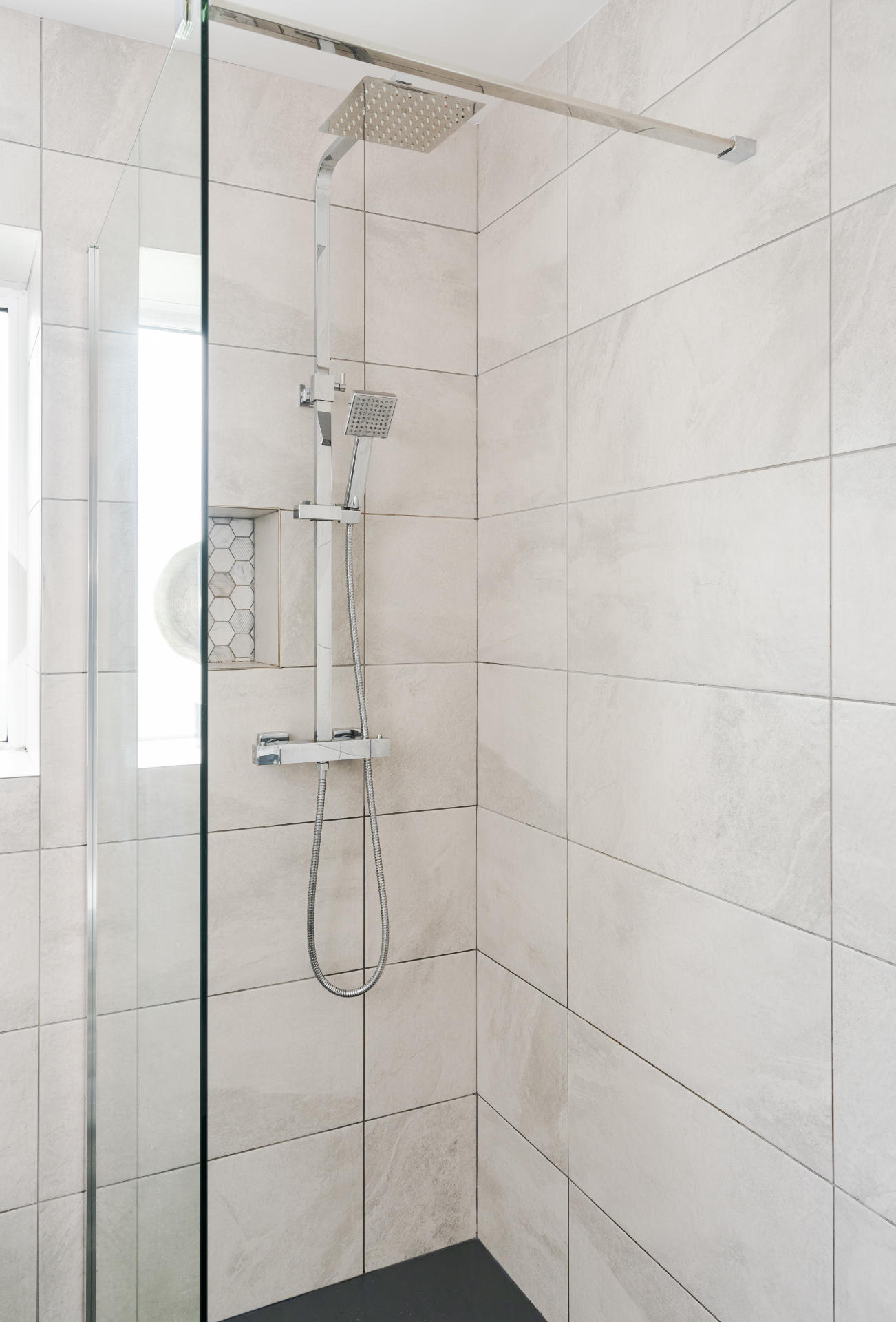 Bathroom with earthy tones - image 05