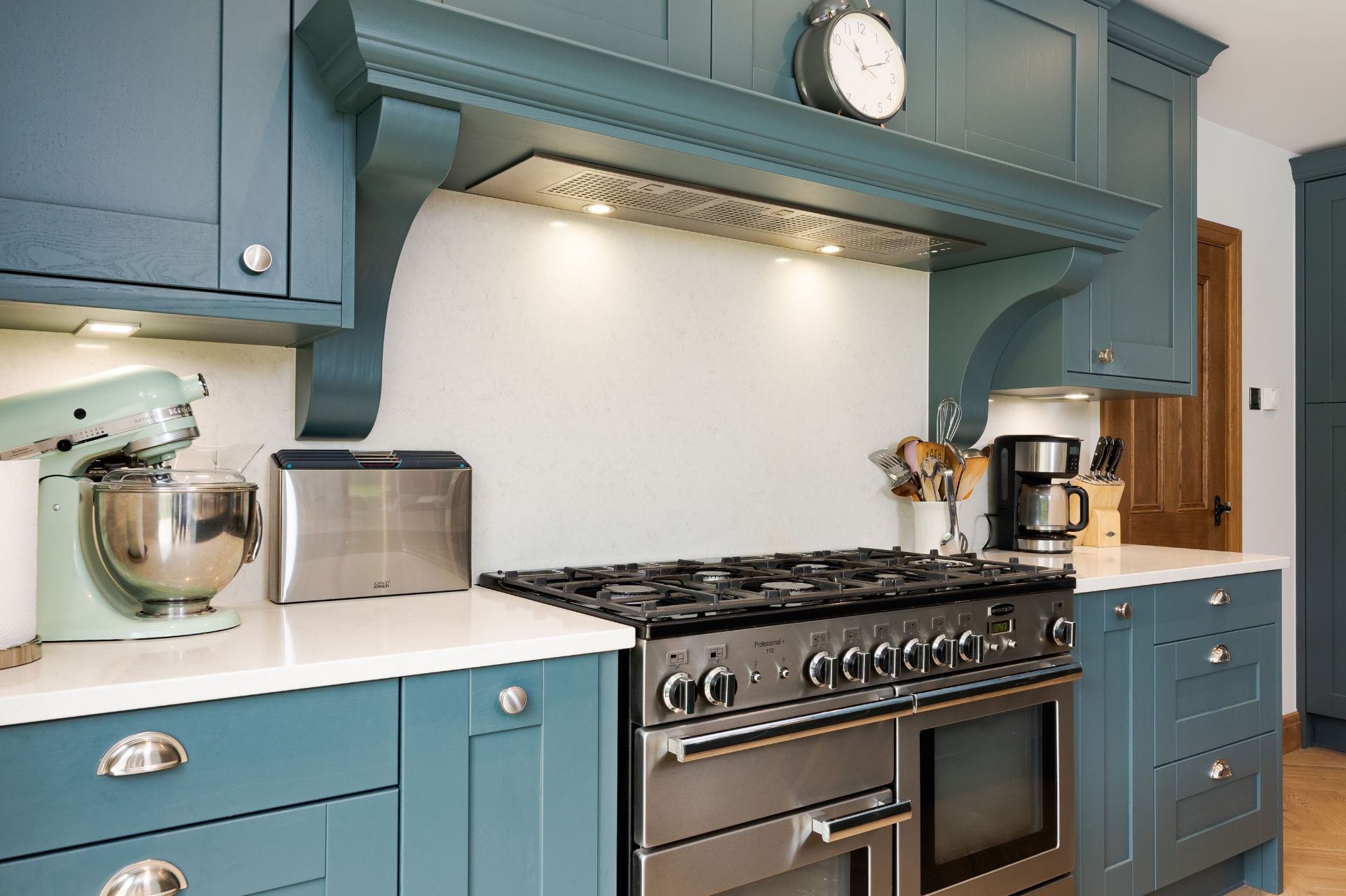 Shaker kitchen in the Vale - image 05