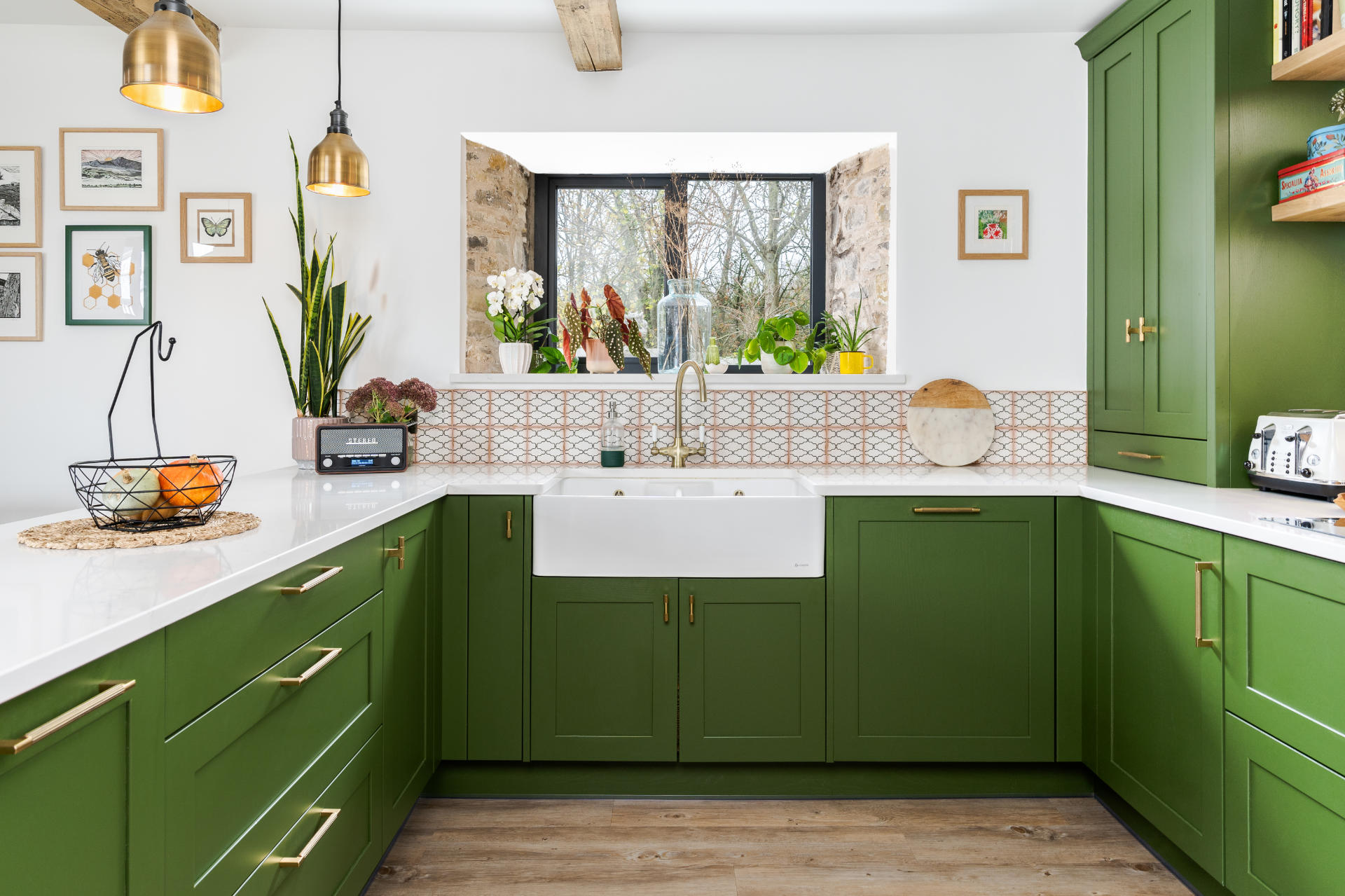 Green kitchen in barn conversion - image 04