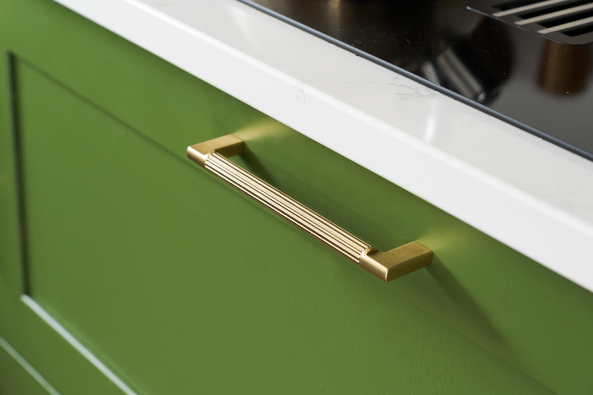 Green kitchen in barn conversion - image 05